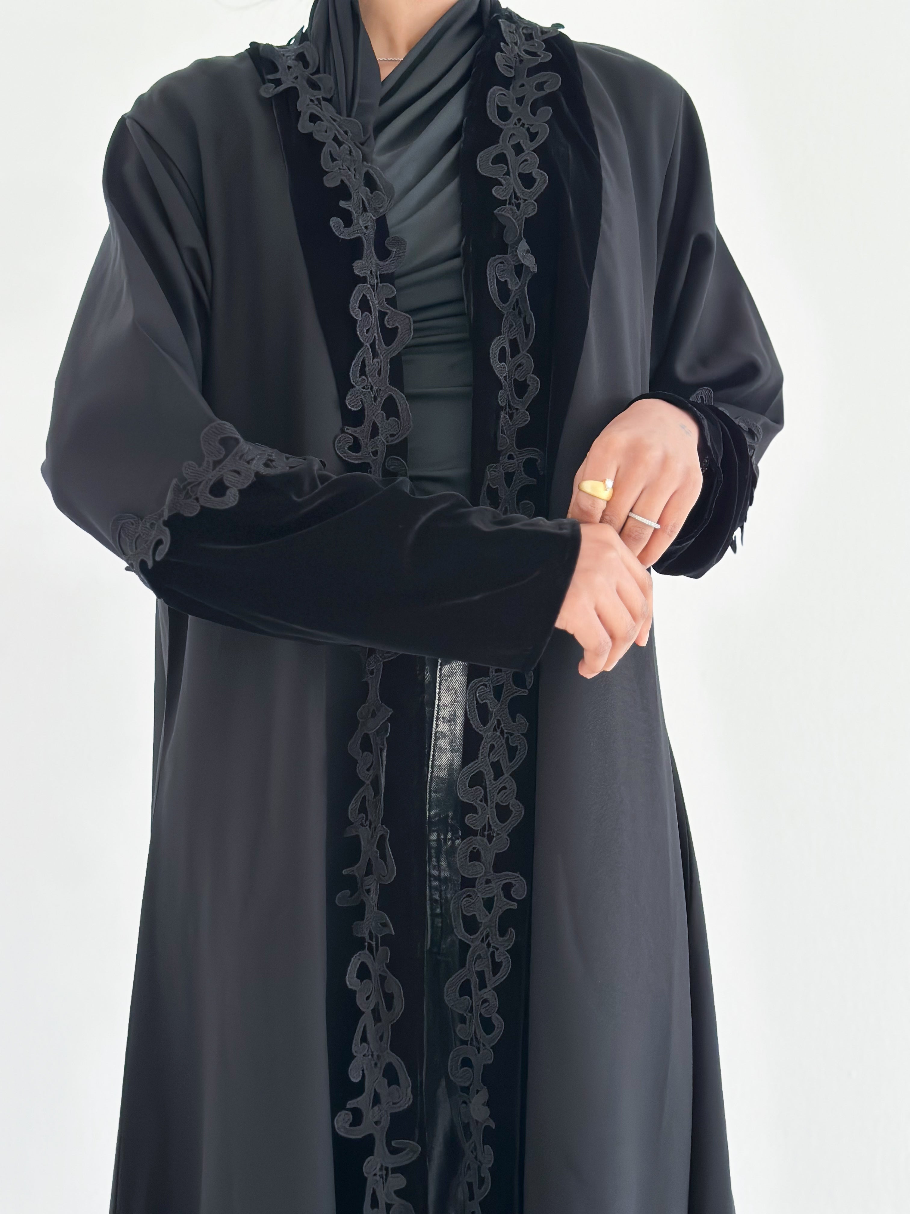 MW1838 - عباية مخمل اسود مع كتان واضافة كلفة - Aya