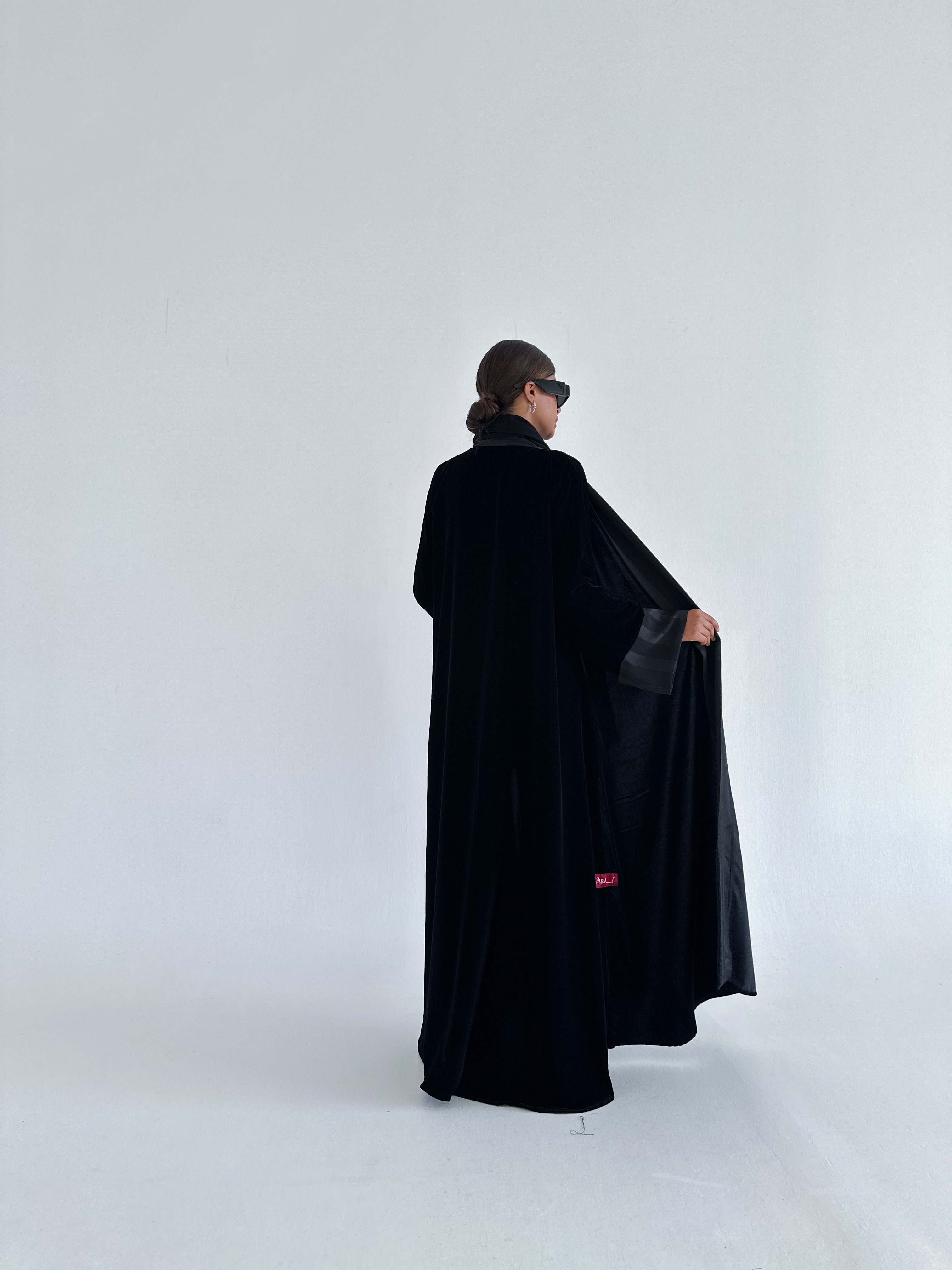 MWT688 - عباية مخمل مع تدخيلة ساتان - Aya