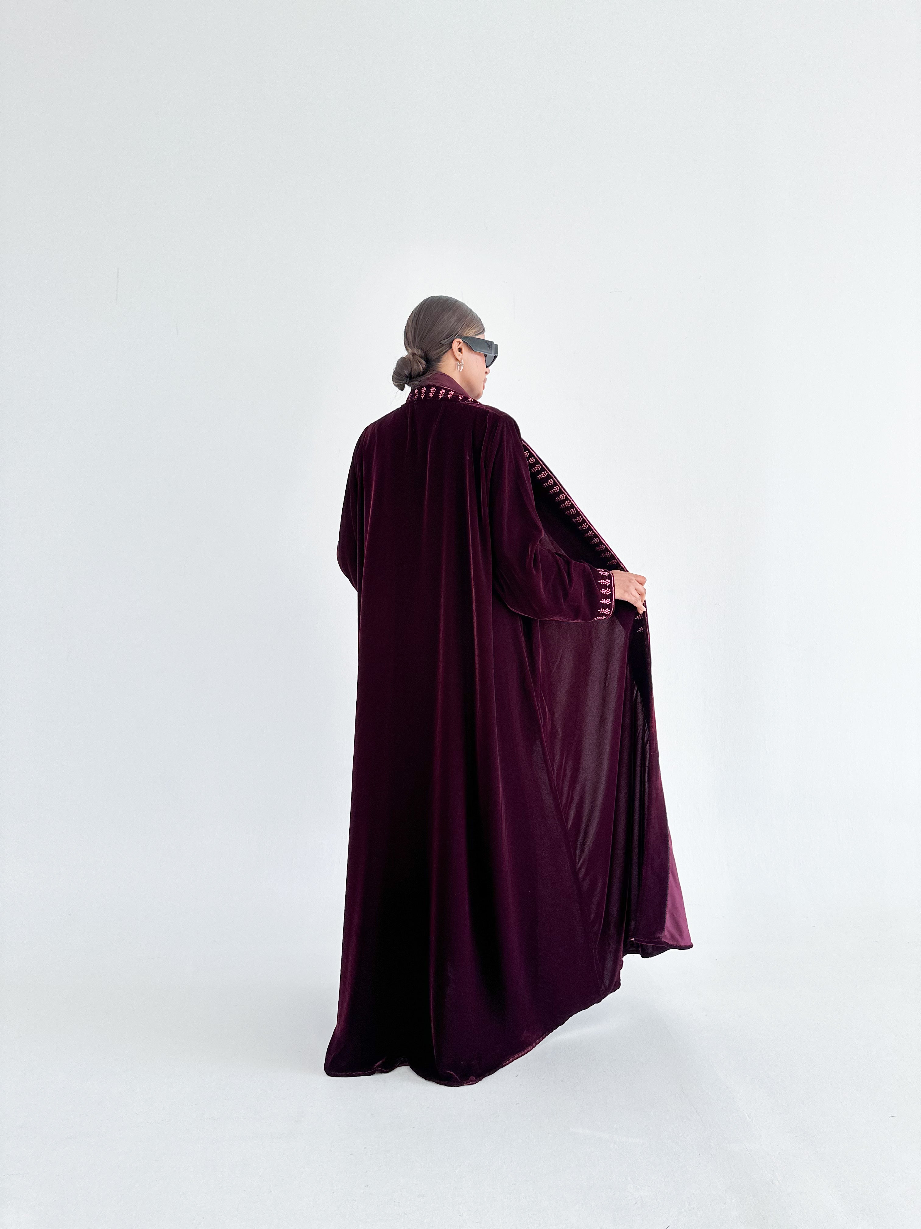 MWT675 - عباية مخمل عنابي مع تطريز بالامام والاكمام