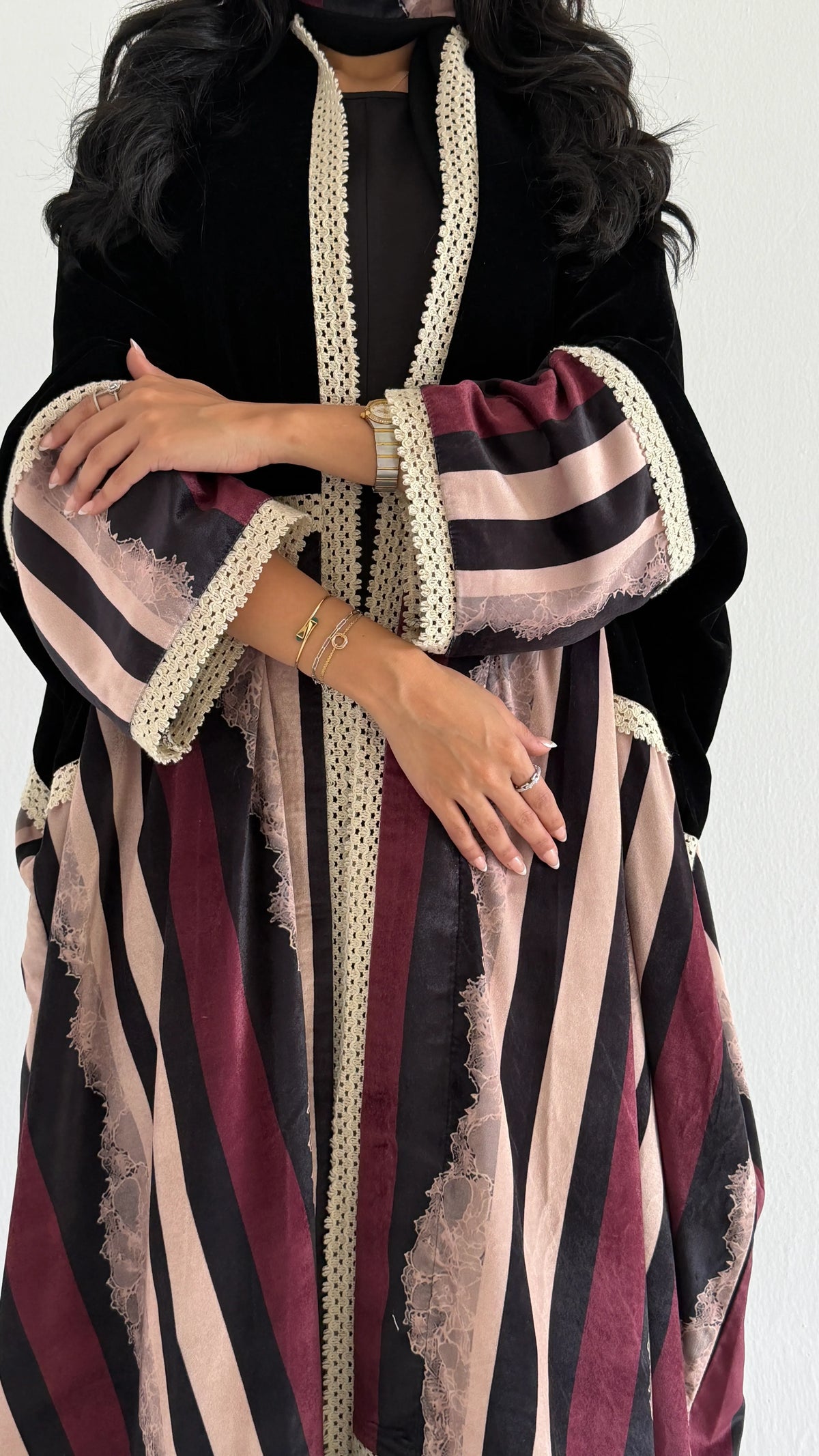 MWT2189 - عبايه مخمل اسود مع مخمل طباعه - Aya