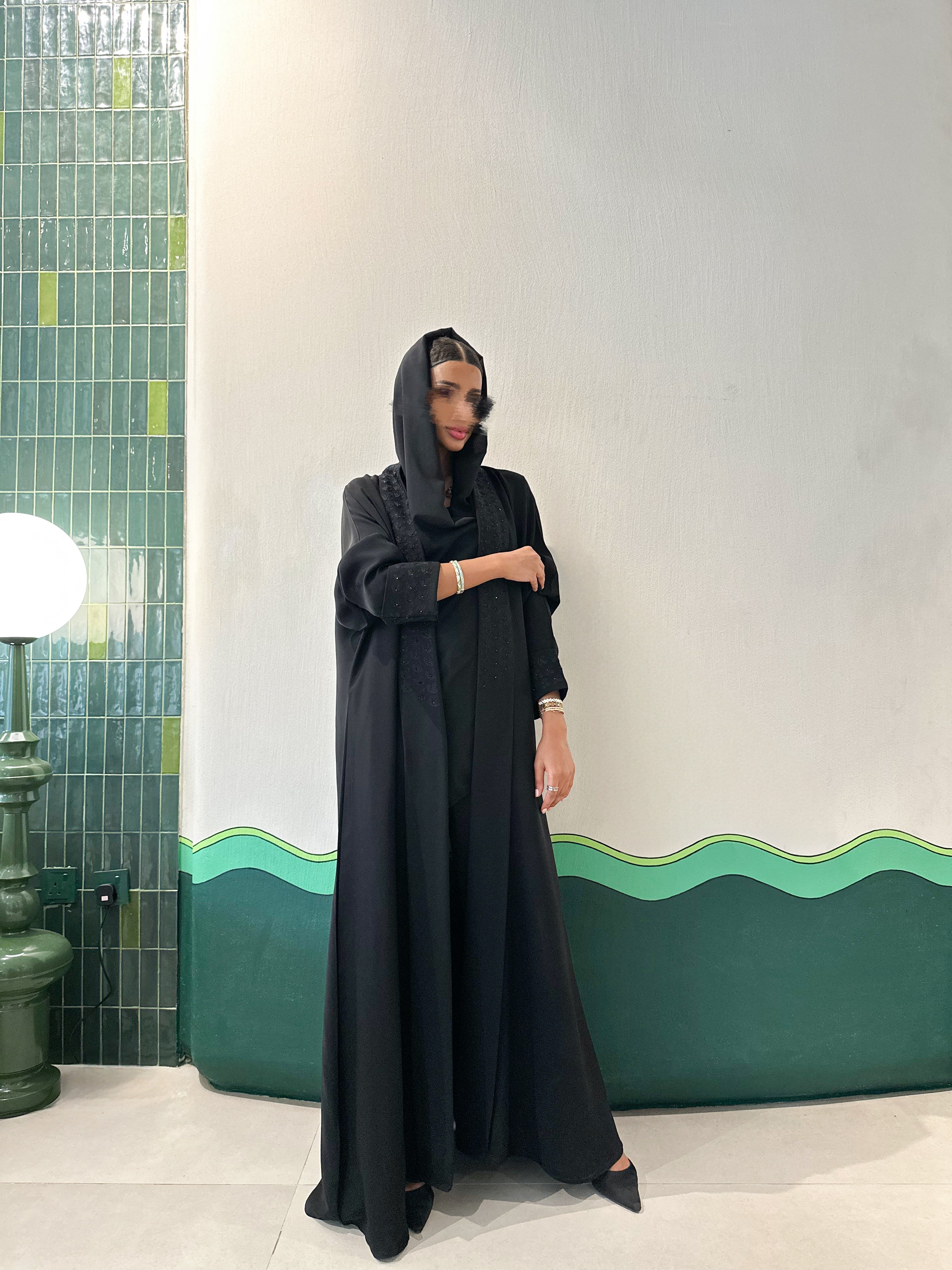 MWT369 - عباية اسود نطريز الياقة والاكمام