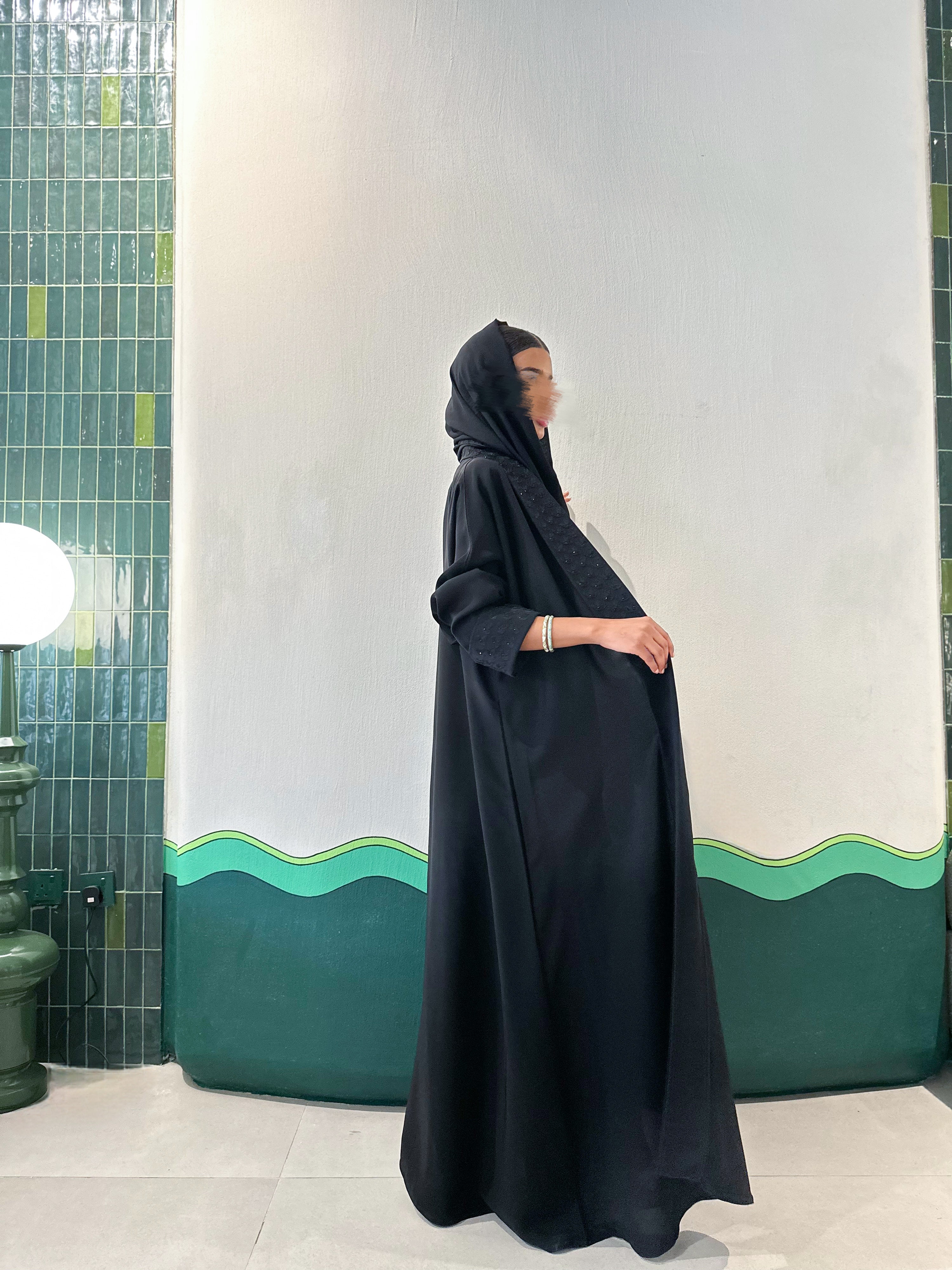 MWT369 - عباية اسود نطريز الياقة والاكمام