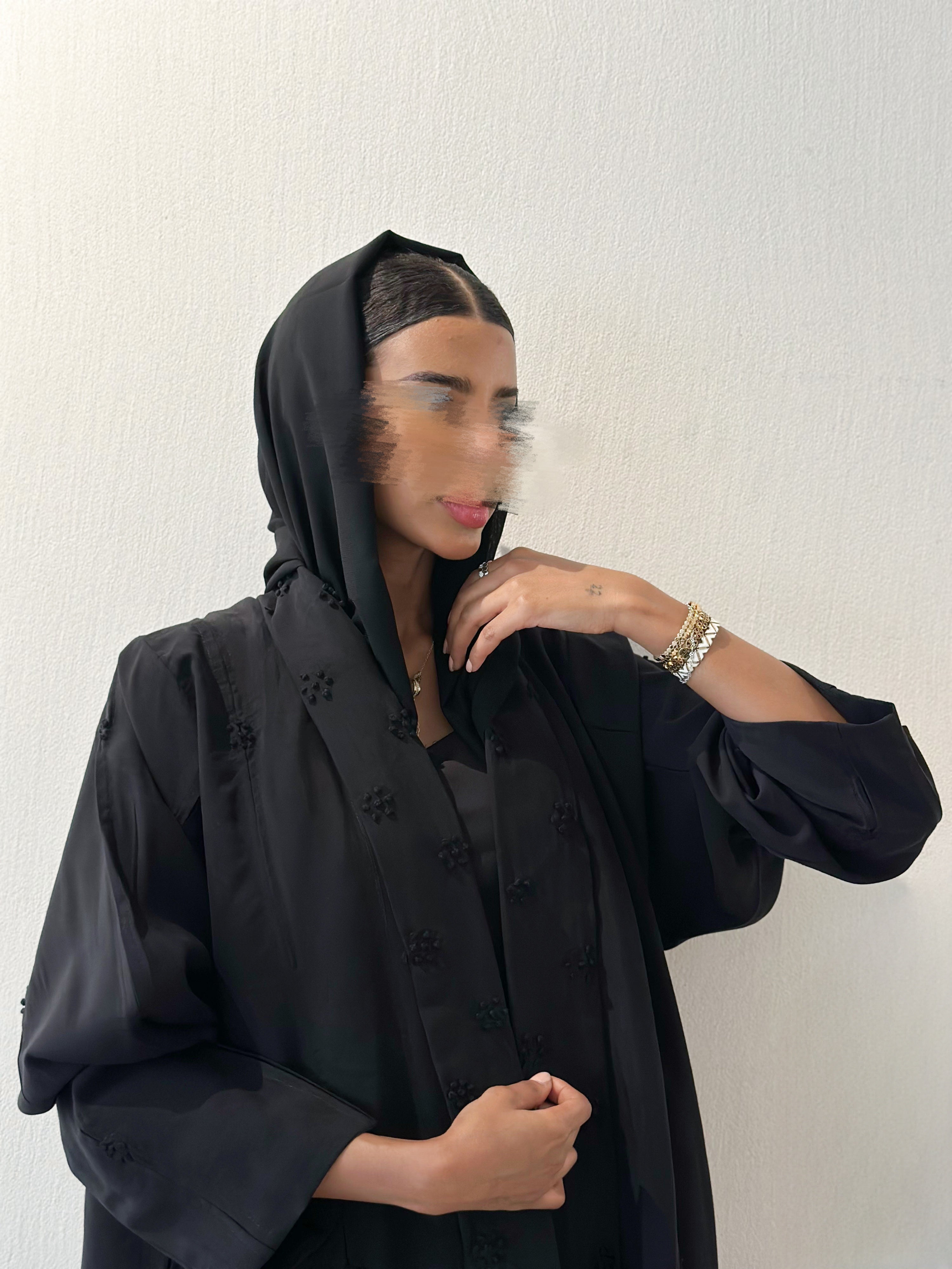 MWT368 - عباية اسود بقصة وشك وردات صغيره