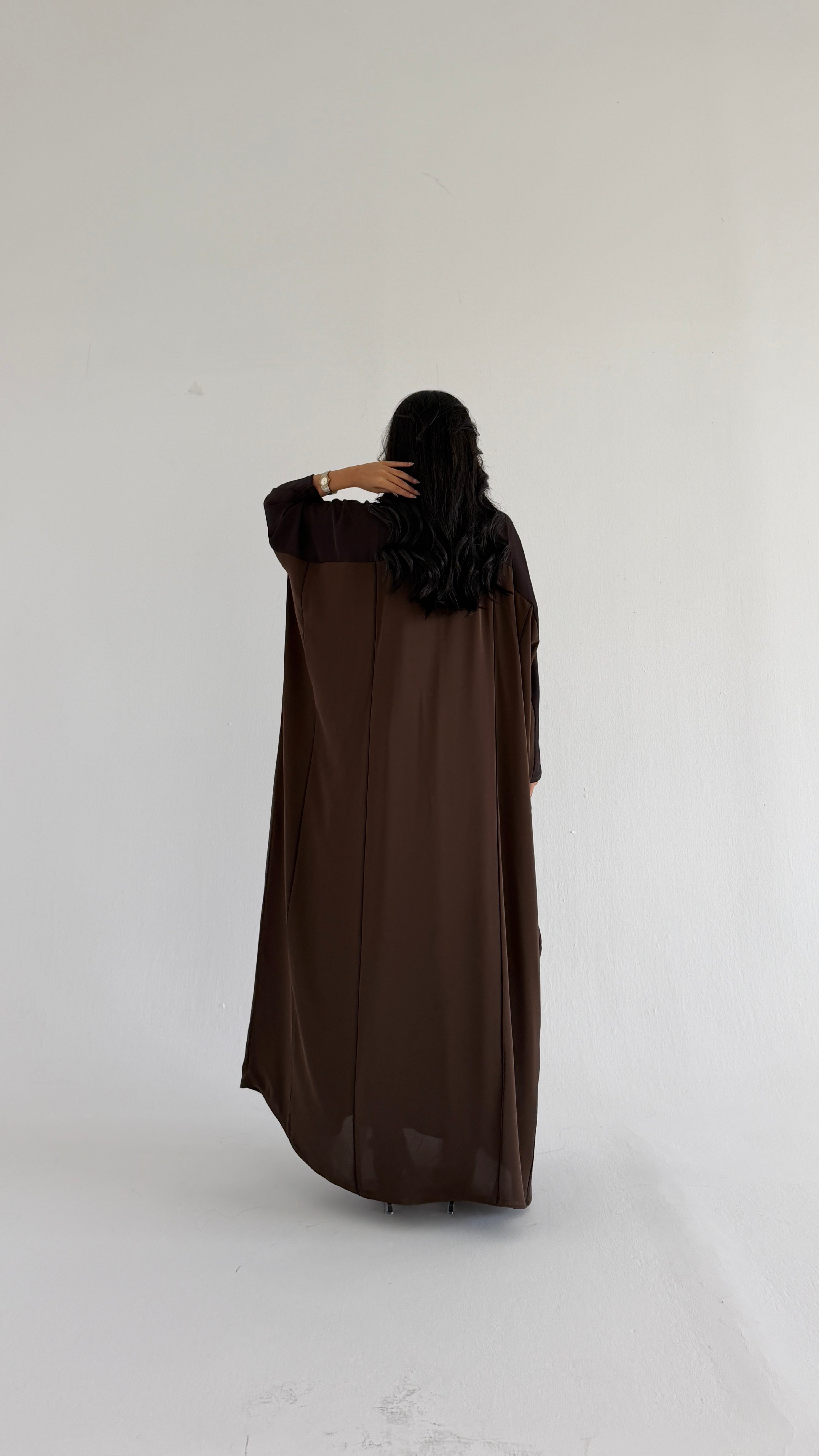MW400 - عباية نص بشت بلونين وتزيين بقيطان