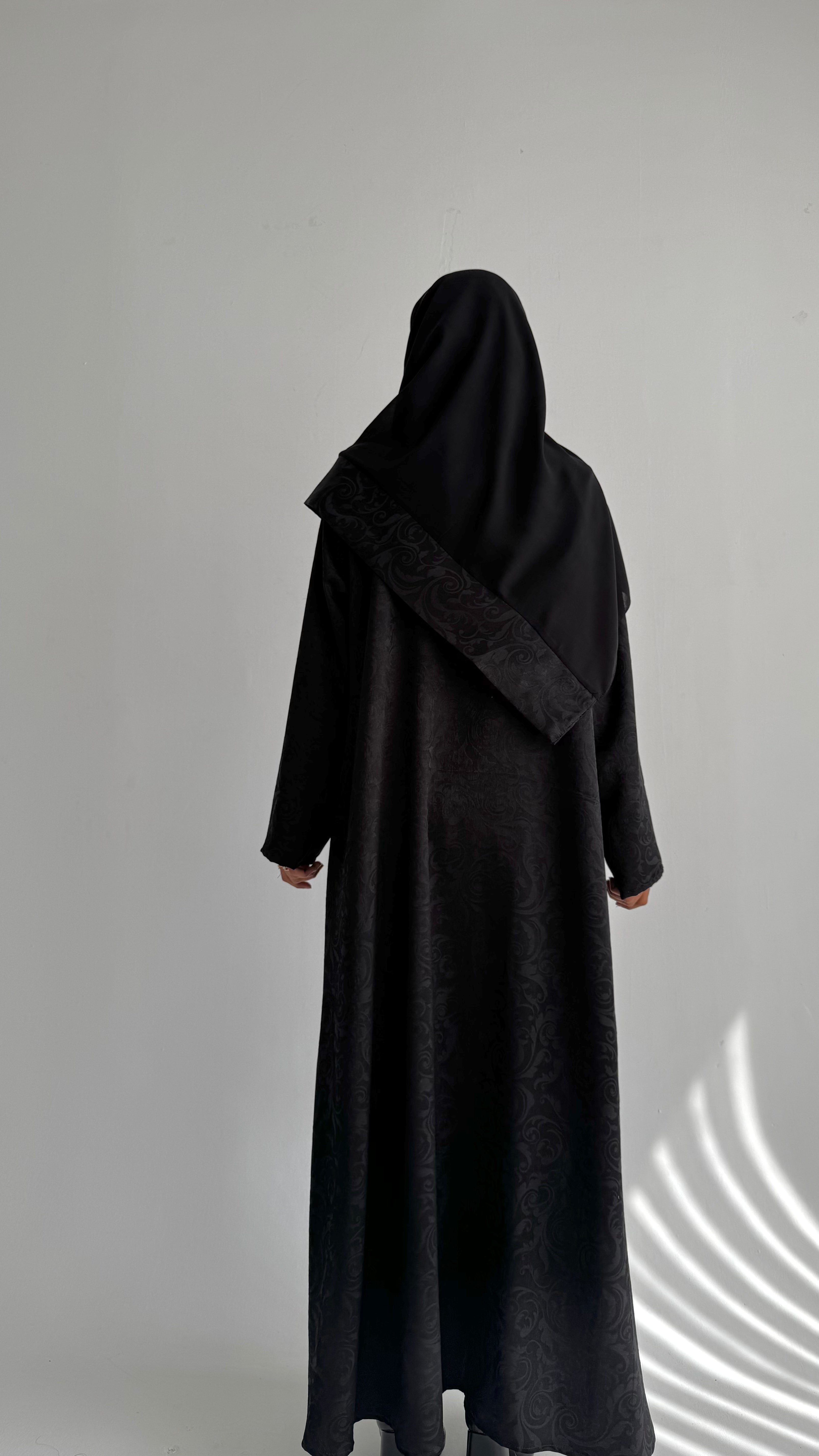 MW1839 - عباية جاكار فاخرة بتصميم ياقة بليزر ناعم مع ربطة أمامية تمنحك إطلالة راقية وعصرية. - Aya