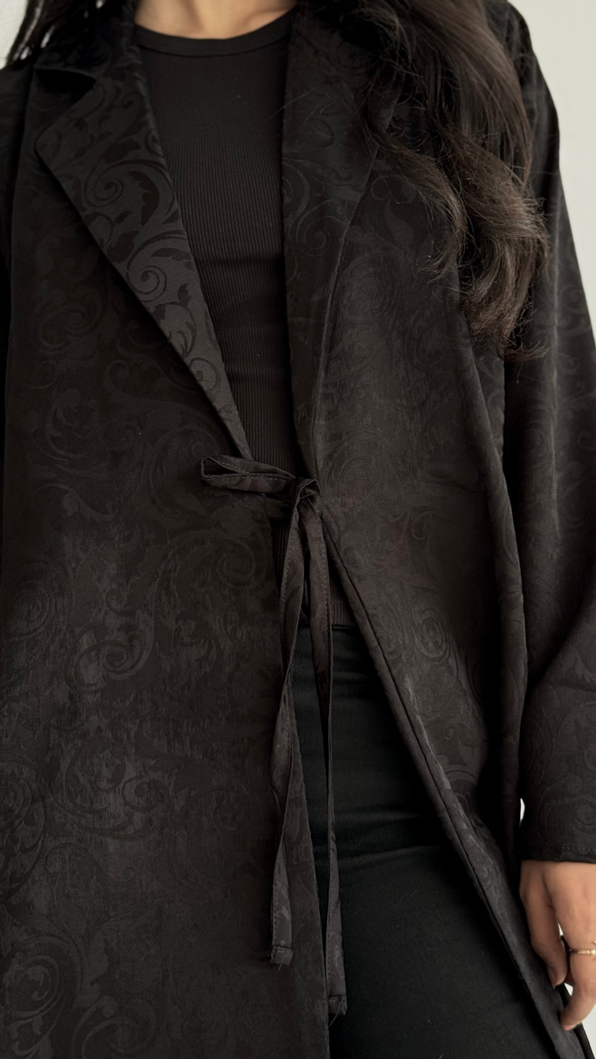 MW1839 - عباية جاكار فاخرة بتصميم ياقة بليزر ناعم مع ربطة أمامية تمنحك إطلالة راقية وعصرية. - Aya