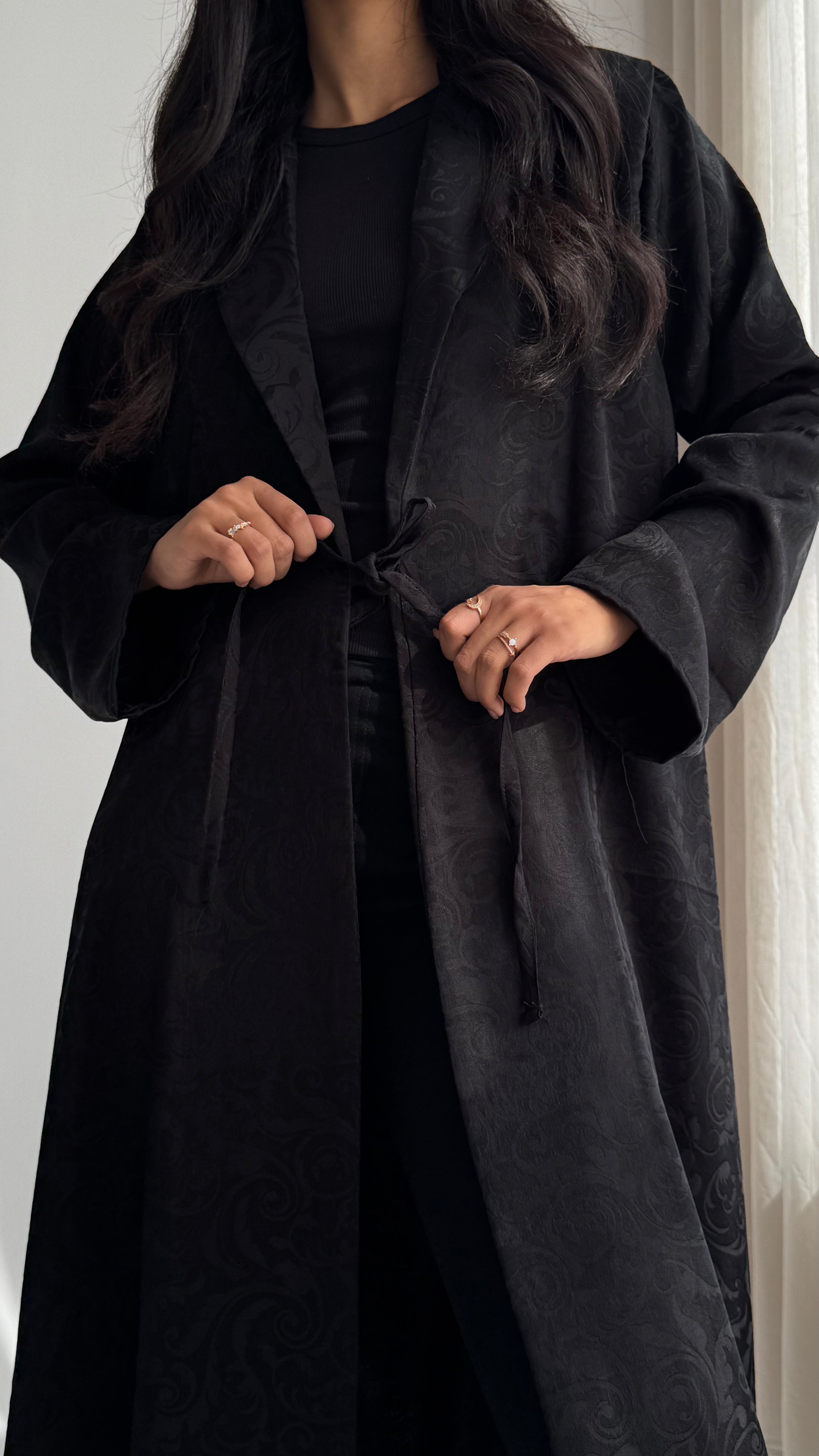 MW1839 - عباية جاكار فاخرة بتصميم ياقة بليزر ناعم مع ربطة أمامية تمنحك إطلالة راقية وعصرية. - Aya