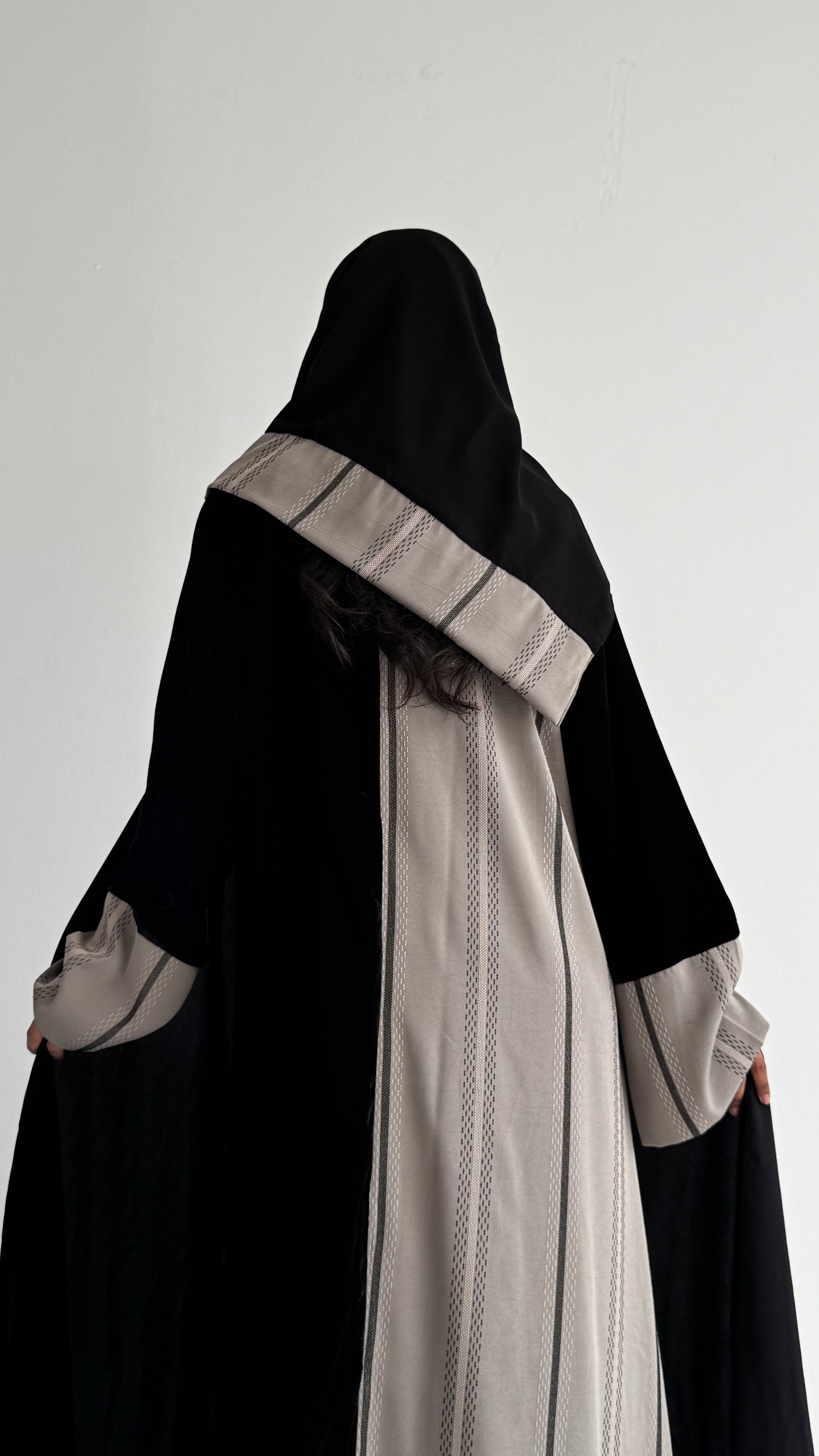 MW1843 - عباية مخمل مع اضافة تدخيلة الجاكار المطرز ليمنحك اطلالة راقية وعصرية - Aya