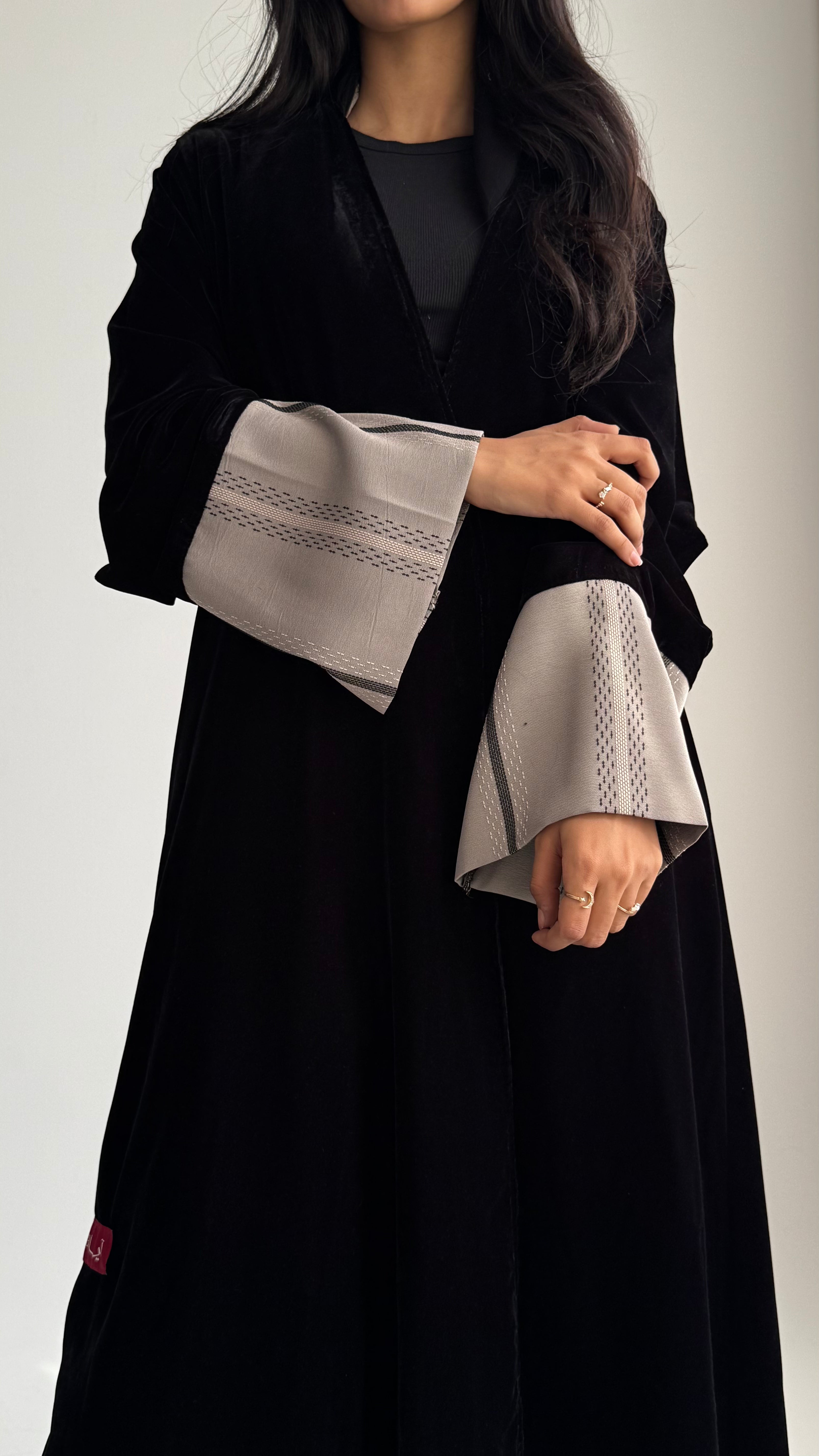 MW1843 - عباية مخمل مع اضافة تدخيلة الجاكار المطرز ليمنحك اطلالة راقية وعصرية - Aya