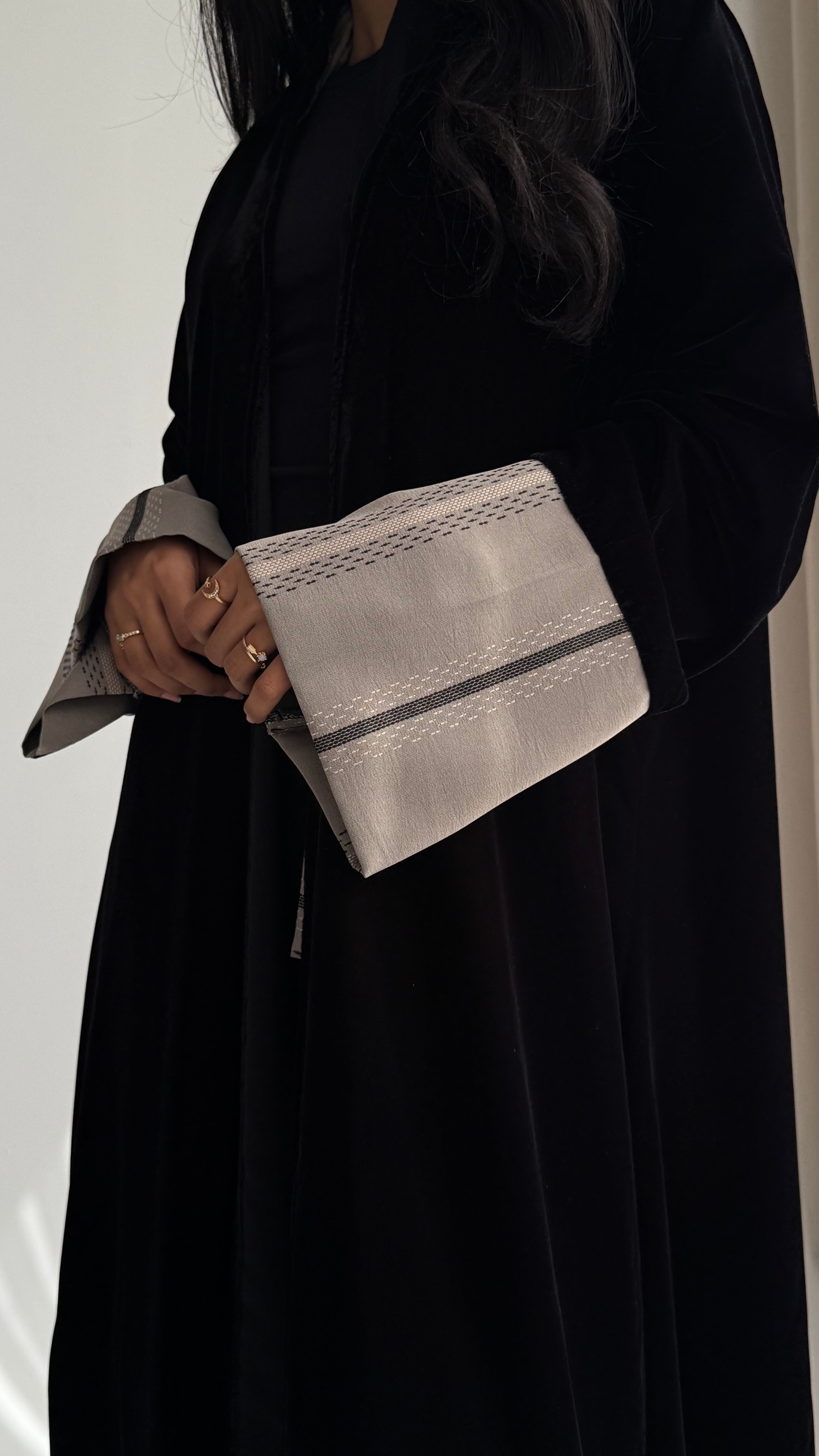 MW1843 - عباية مخمل مع اضافة تدخيلة الجاكار المطرز ليمنحك اطلالة راقية وعصرية - Aya