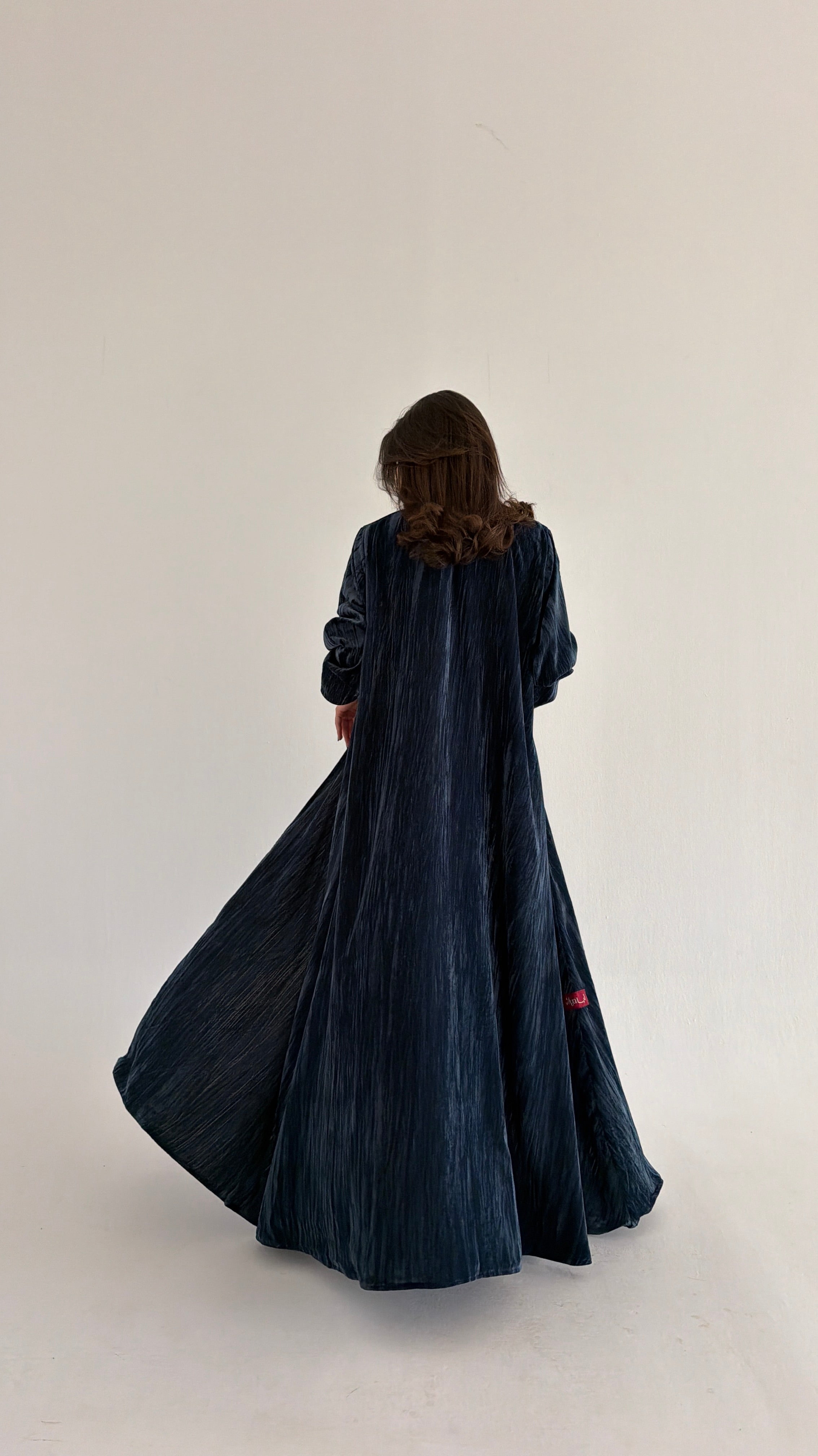 MWT674 - عباية مخمل مع تطريز من الامام - Aya