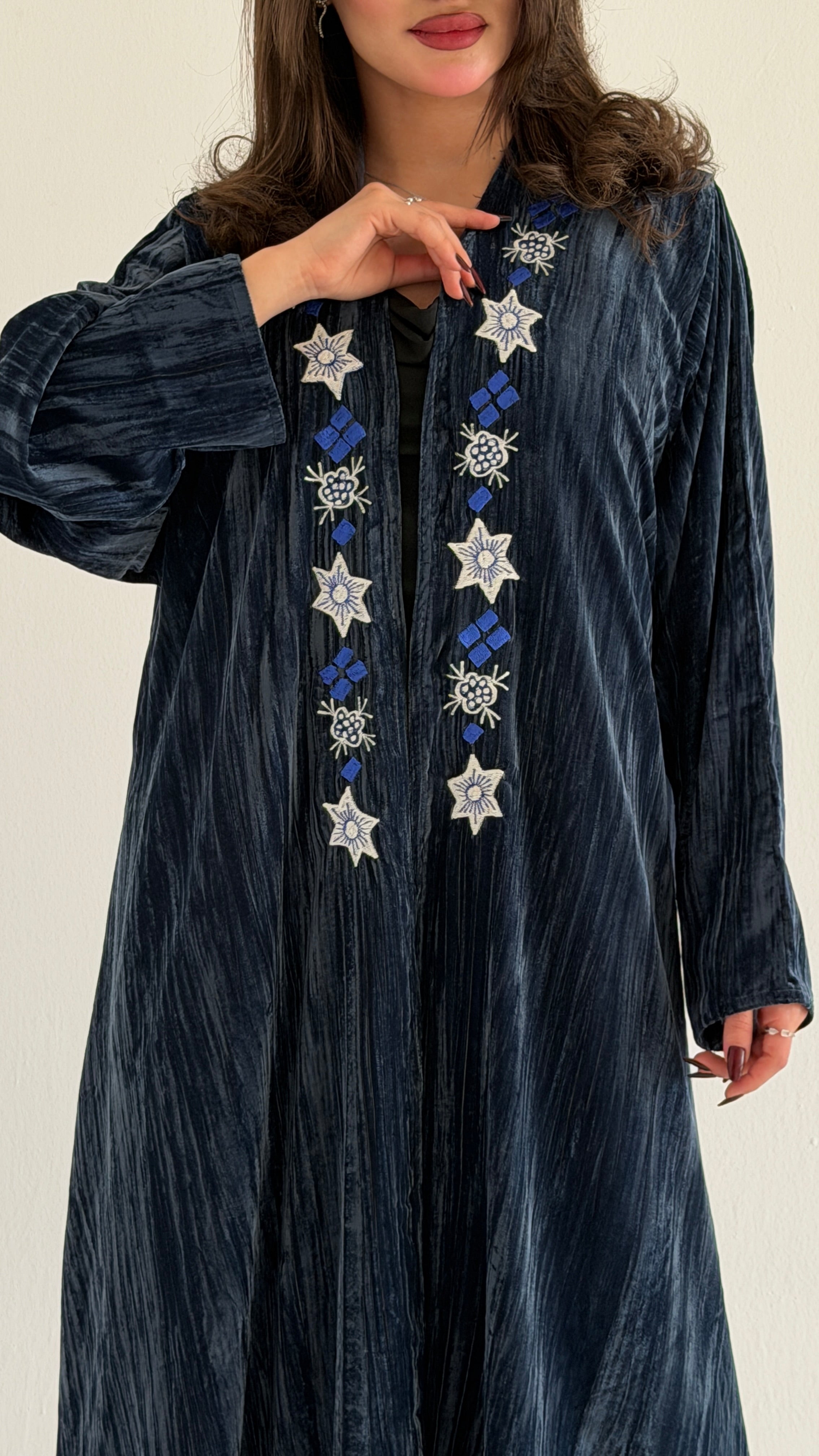 MWT674 - عباية مخمل مع تطريز من الامام - Aya