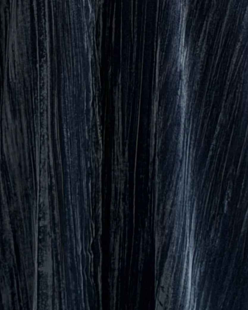 MWT674 - عباية مخمل مع تطريز من الامام - Aya