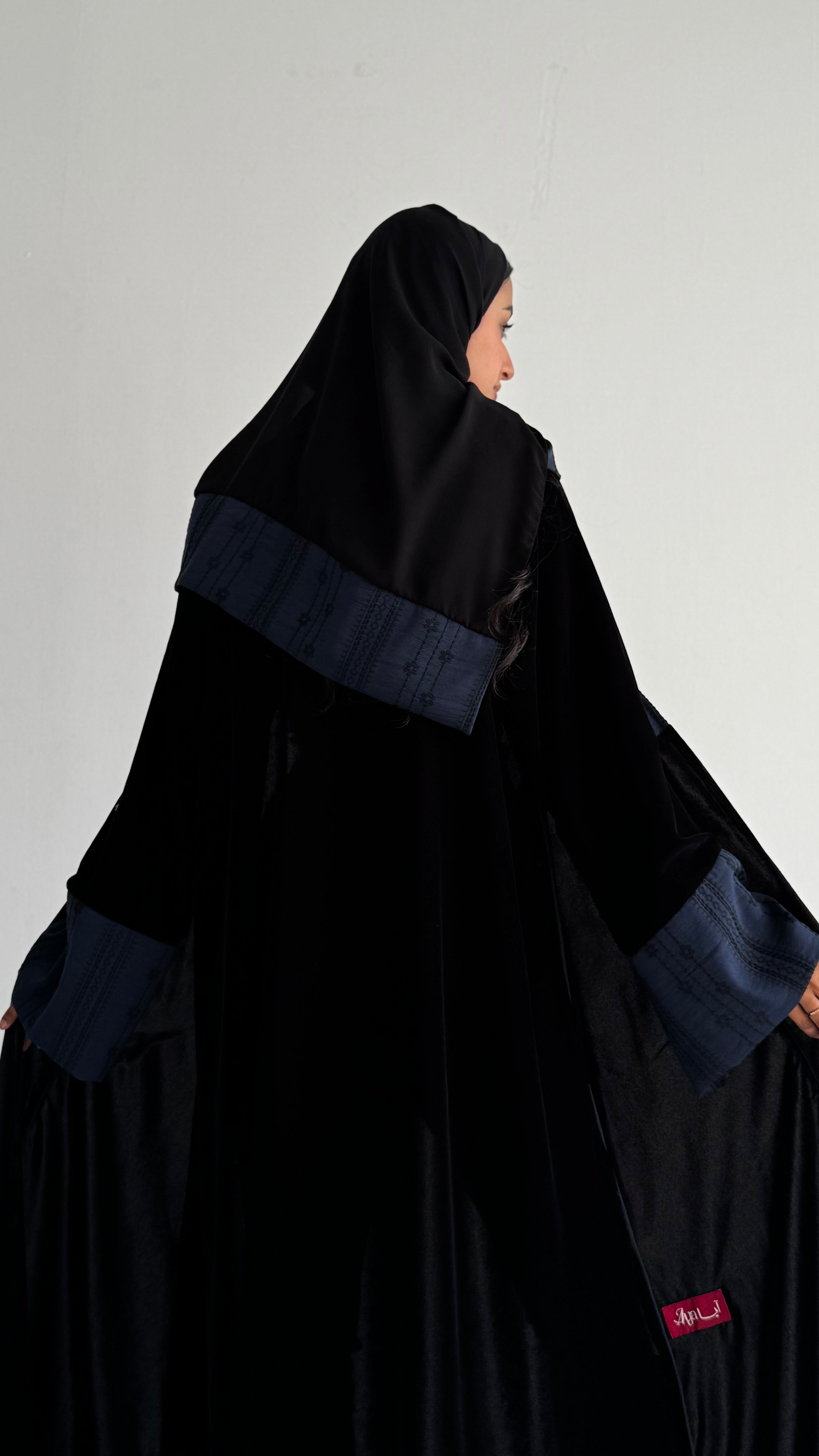 MW1840 - عباية مخمل مع اضافة تدخيلة الجاكار المطرز ليمنحك اطلالة راقية وعصرية - Aya