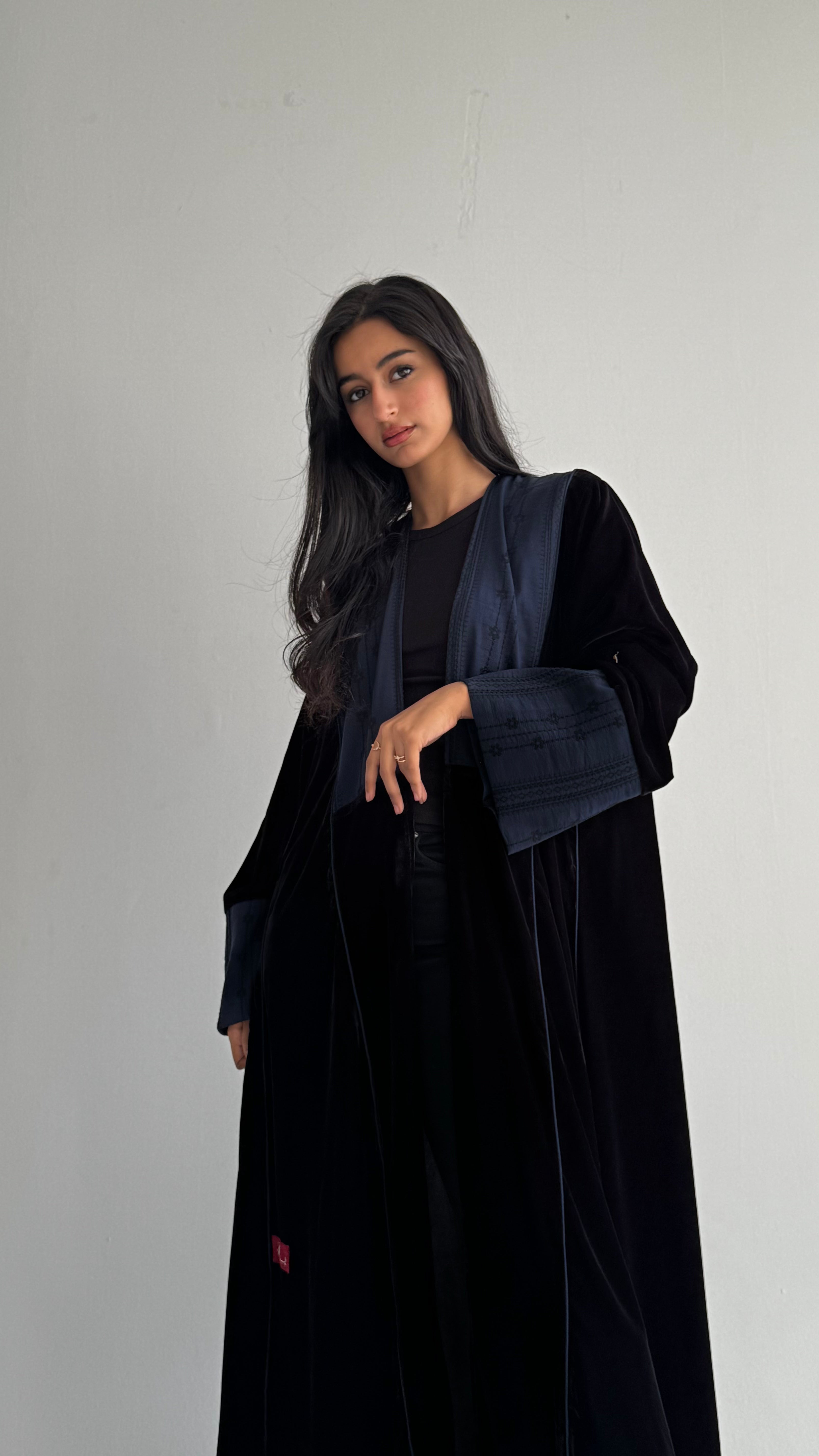 MW1840 - عباية مخمل مع اضافة تدخيلة الجاكار المطرز ليمنحك اطلالة راقية وعصرية - Aya