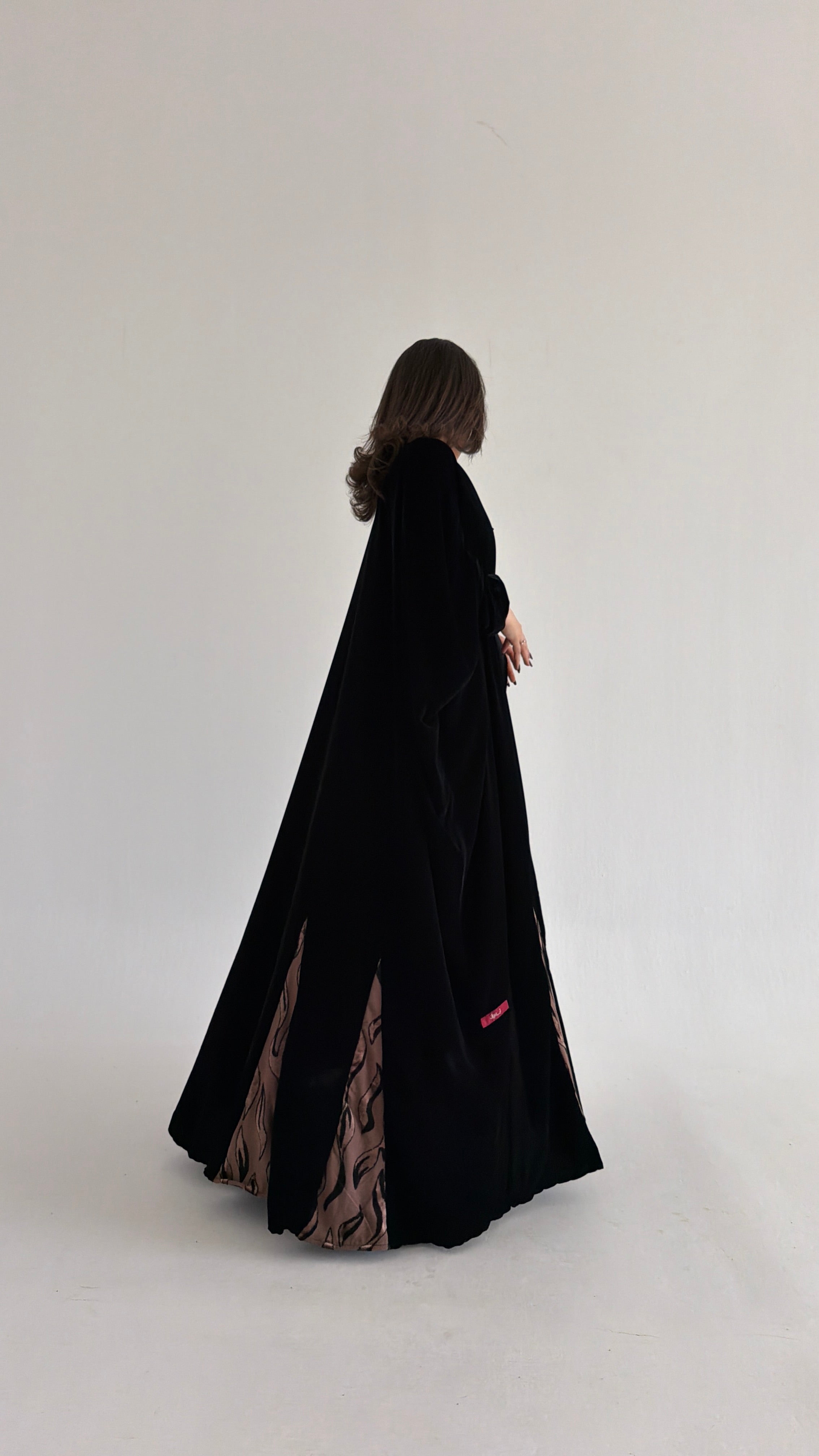 MW1850 - عباية مخمل راقية مع قصات من الاسفل واضافة خامة اشيفون مخمل لتعطي اطلالة راقية وعصرية - Aya