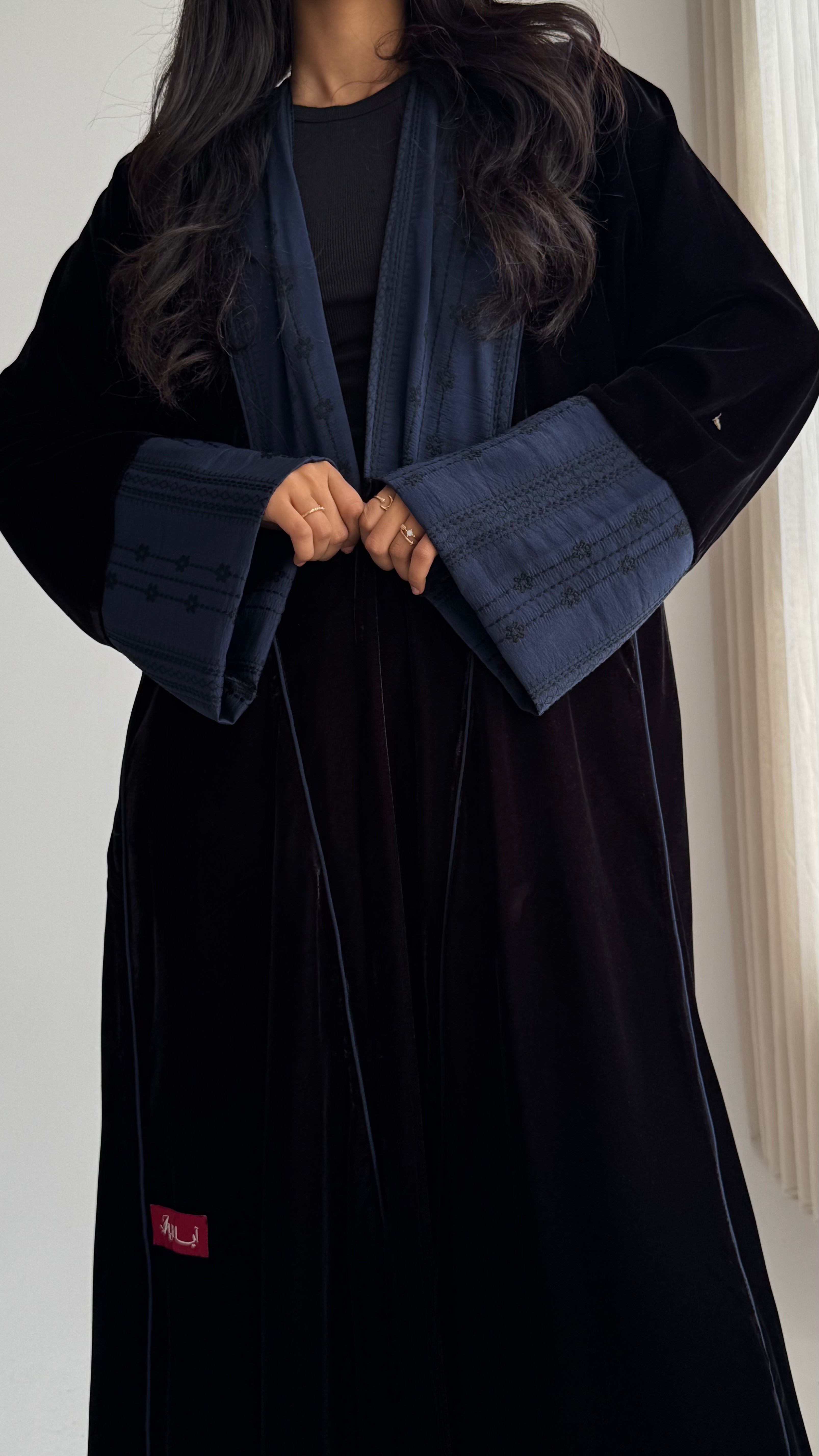 MW1840 - عباية مخمل مع اضافة تدخيلة الجاكار المطرز ليمنحك اطلالة راقية وعصرية - Aya