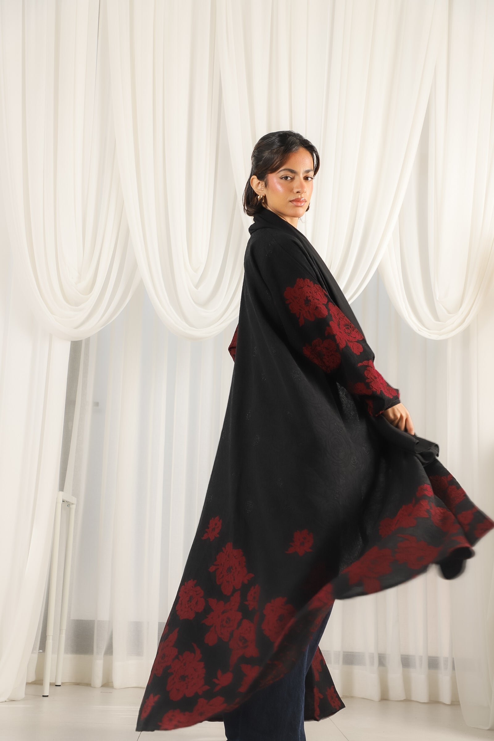 MW1700 - عباية سوداء مطرزة بالورد من الاسفل والاكمام - Aya