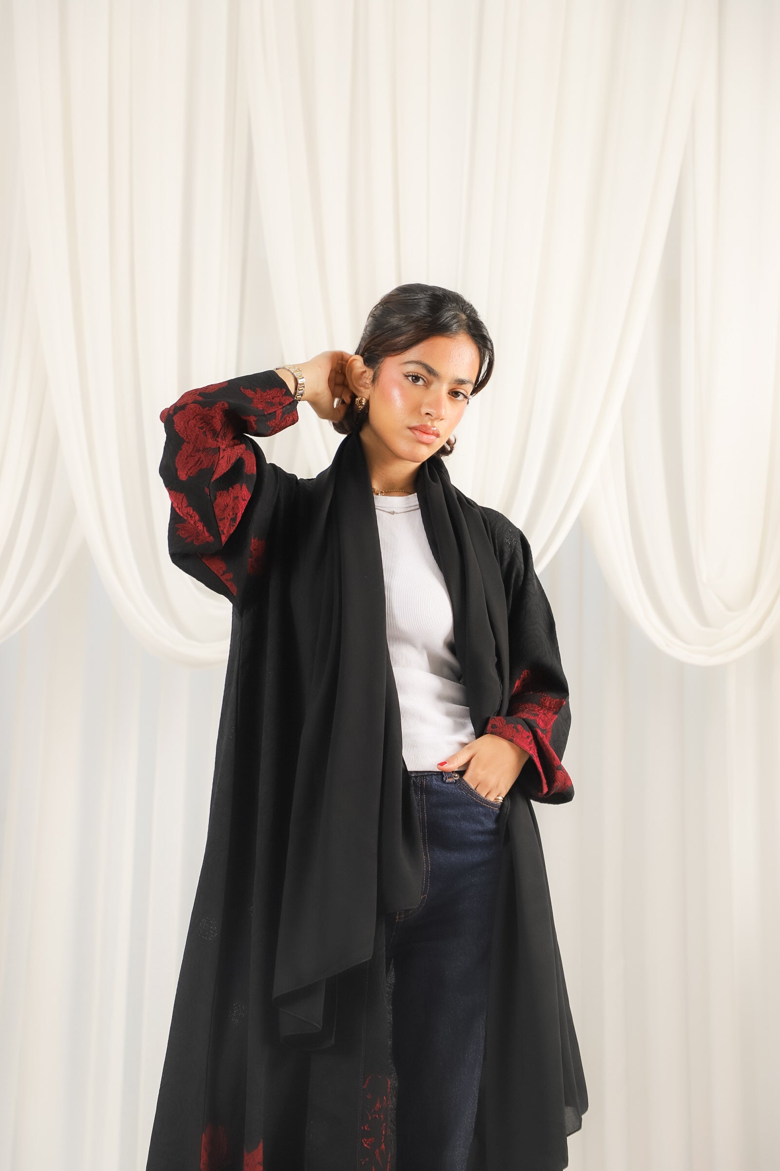 MW1700 - عباية سوداء مطرزة بالورد من الاسفل والاكمام - Aya