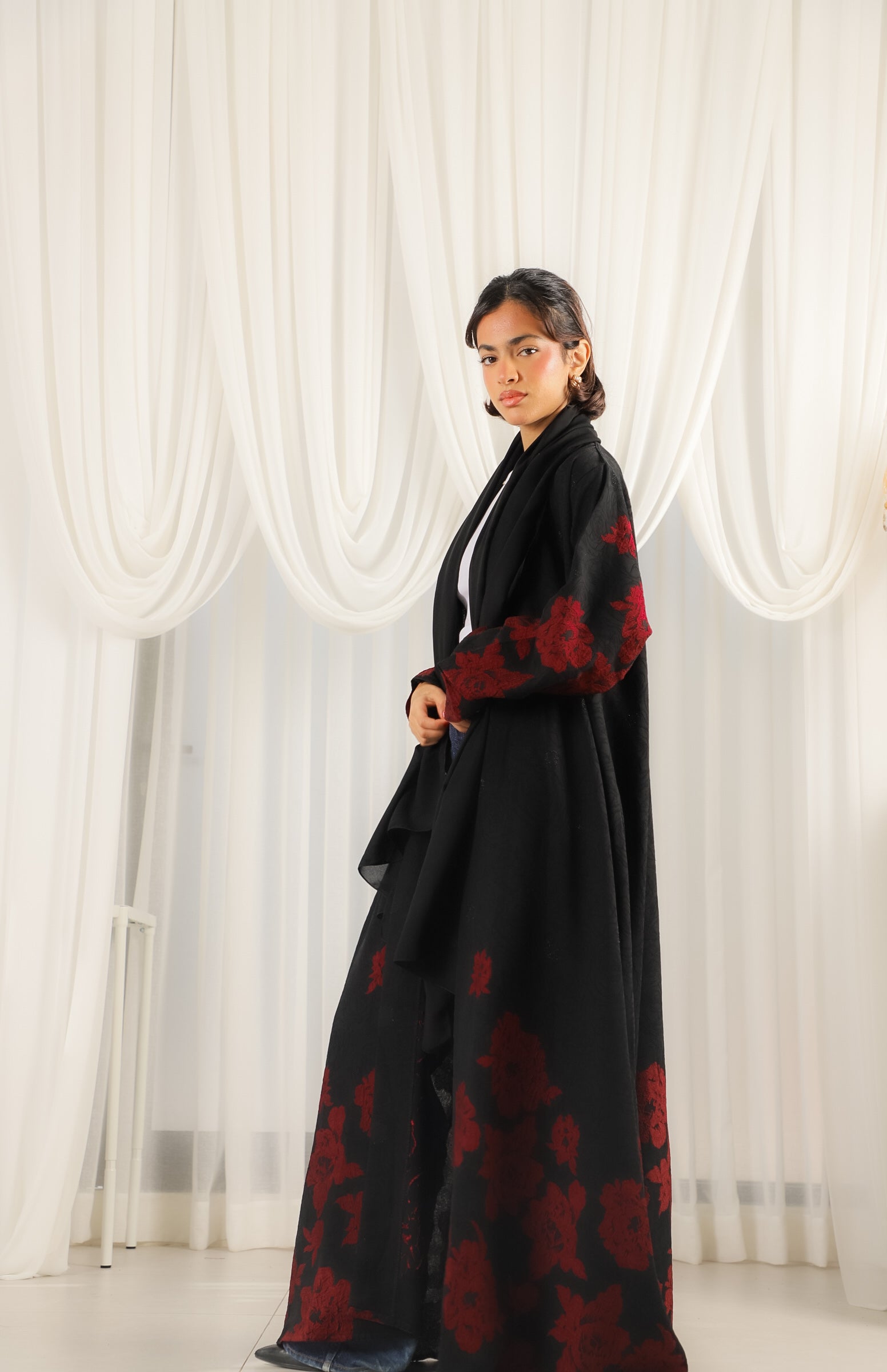 MW1700 - عباية سوداء مطرزة بالورد من الاسفل والاكمام - Aya