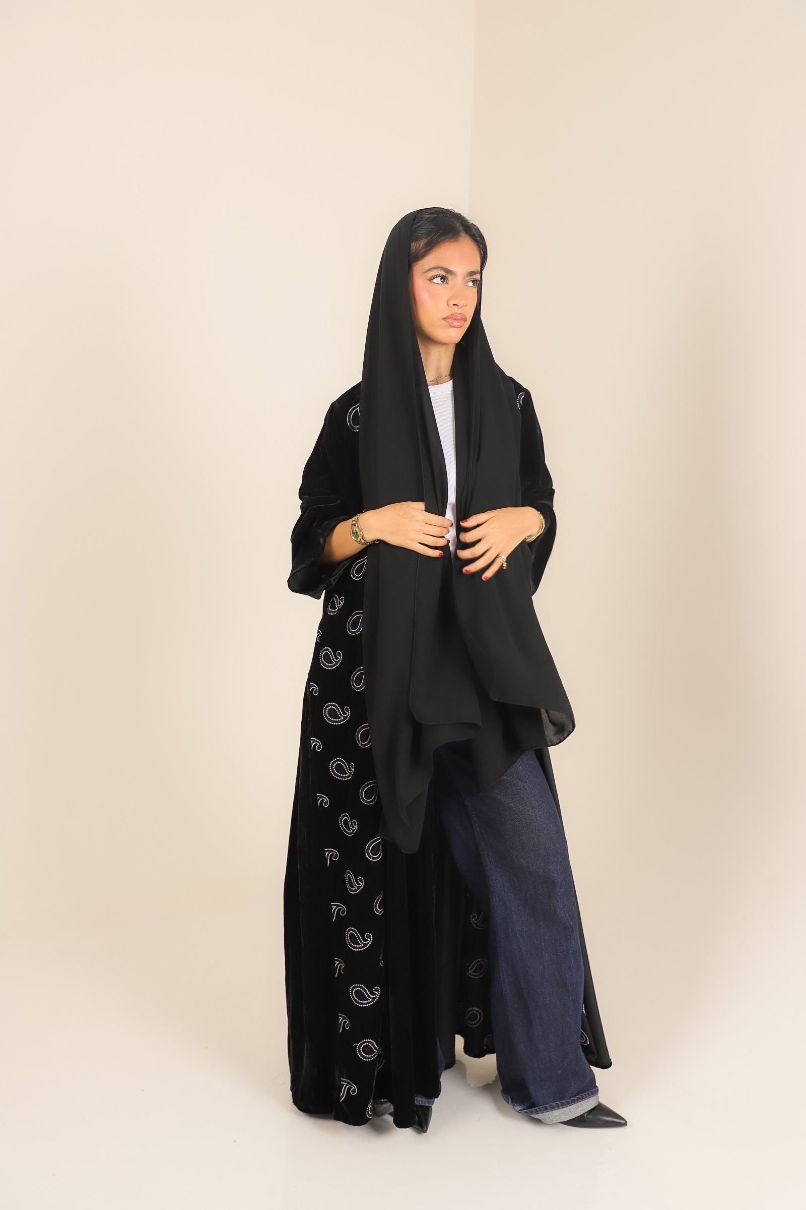 MW1801 - عباية مخمل مع اضافة تطريز كمبويتر على الجوانب - Aya