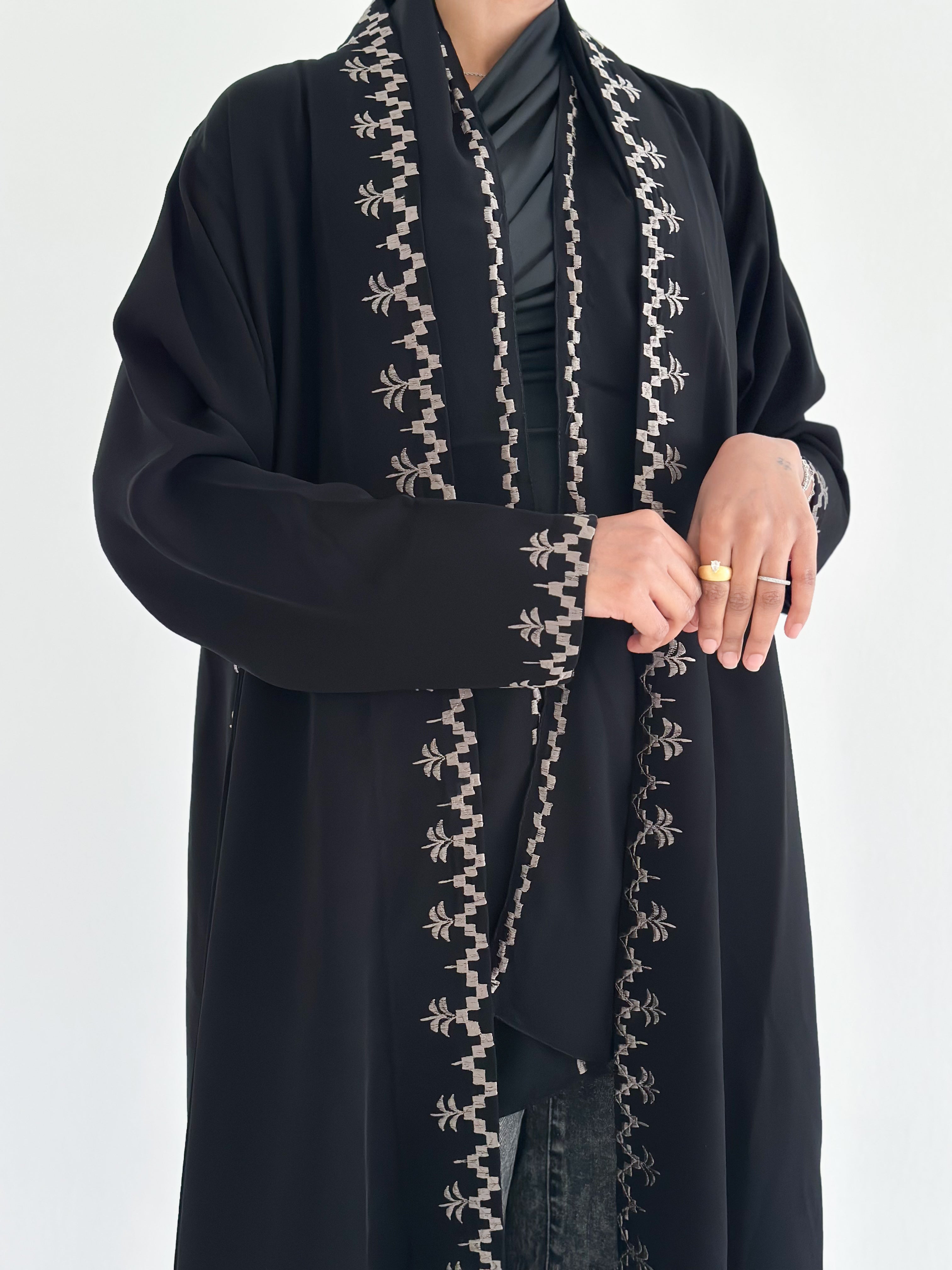 MW1814 - عباية السراميك الملكية بتفاصيل مطرزة - Aya