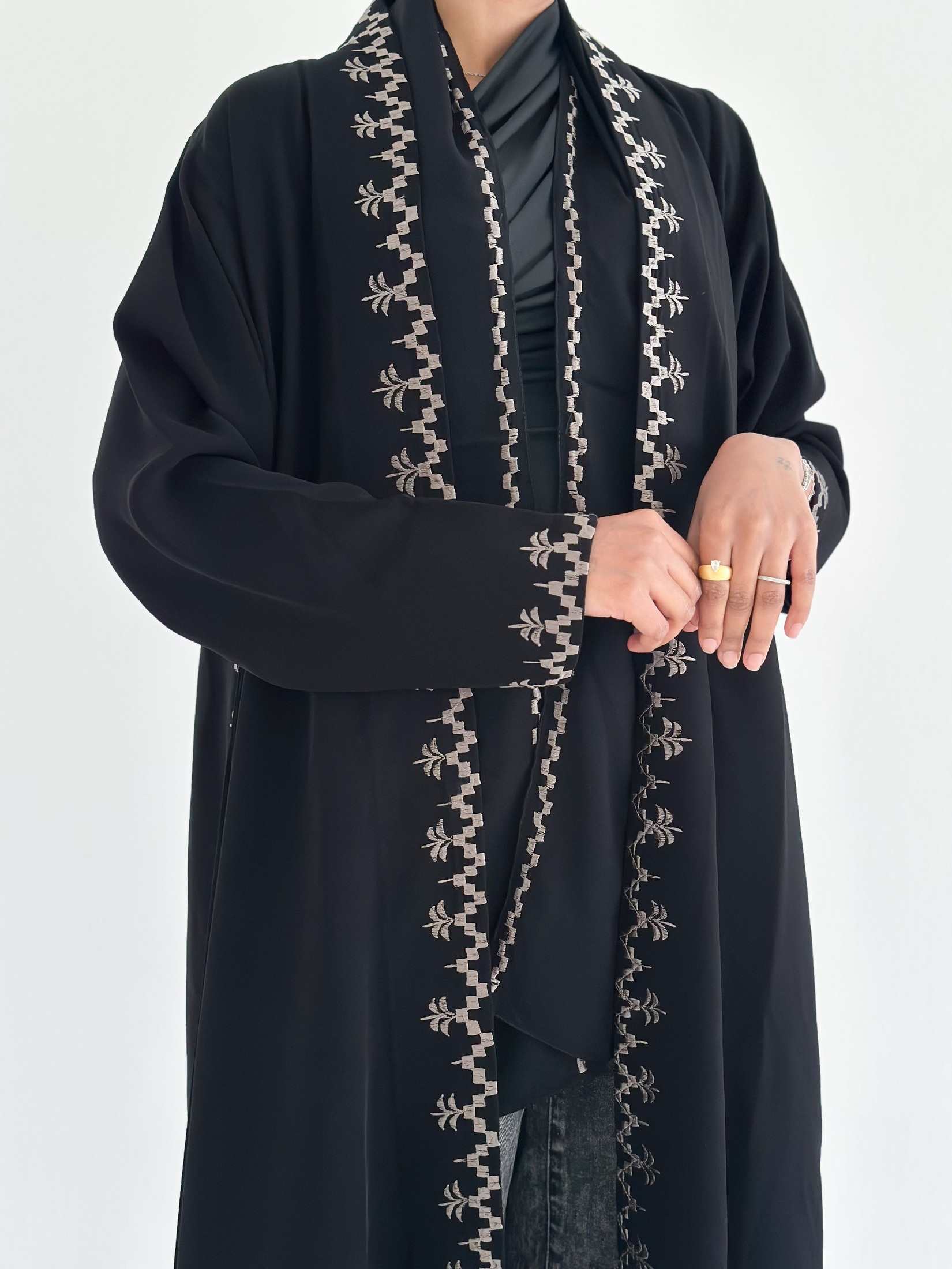 MW1814 - عباية السراميك الملكية بتفاصيل مطرزة - Aya