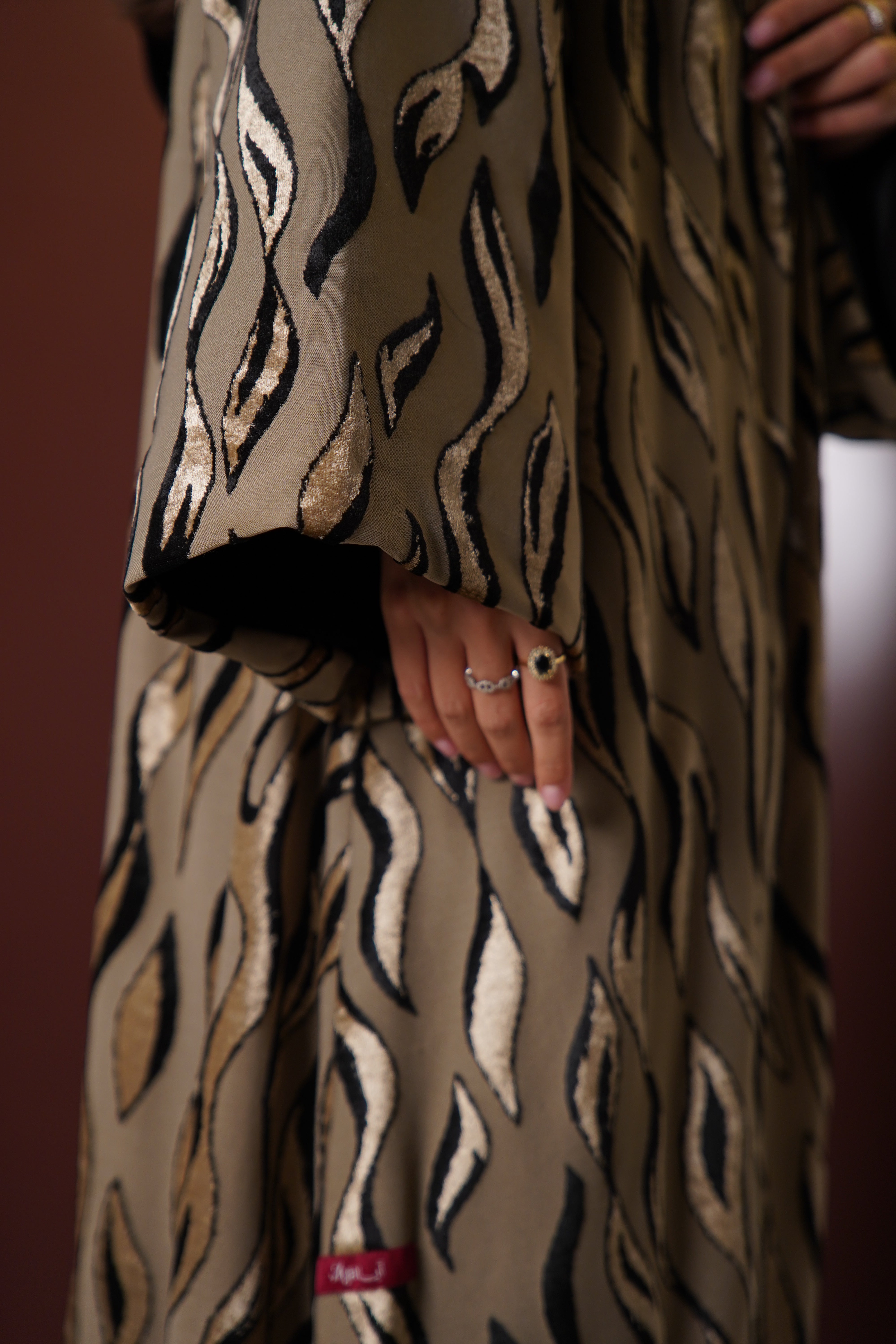 MW1852 - عباية شيفون مخمل مبطن لتمثل ذوقك الراقي والعصري