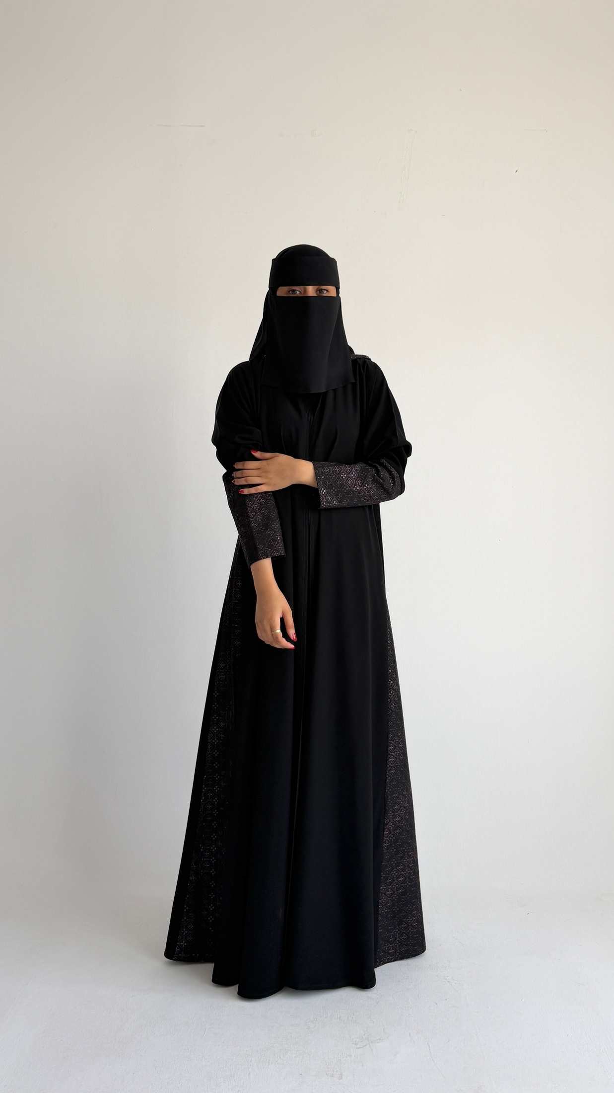 MWT2057 - عباية كريب اسود مع تدخيلة ركامة - Aya