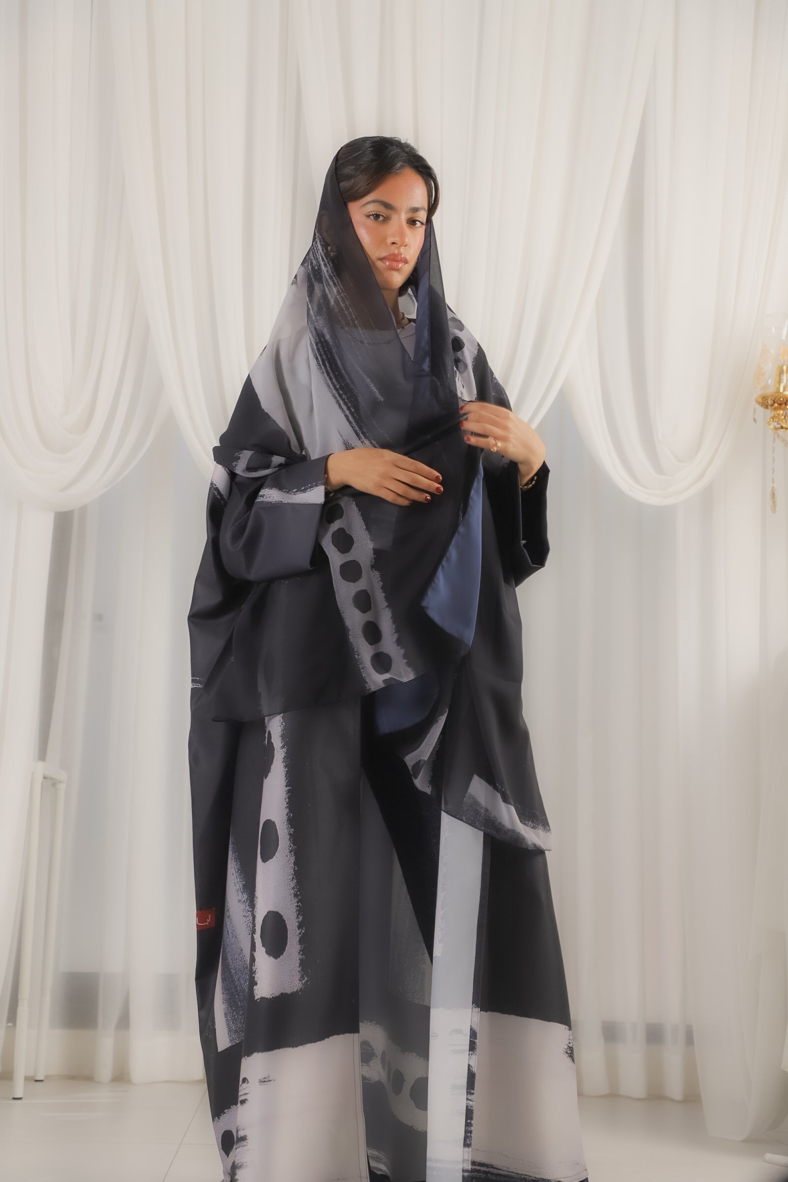 MWT330 - عباية طباعة حرير ابيض واسود - Aya