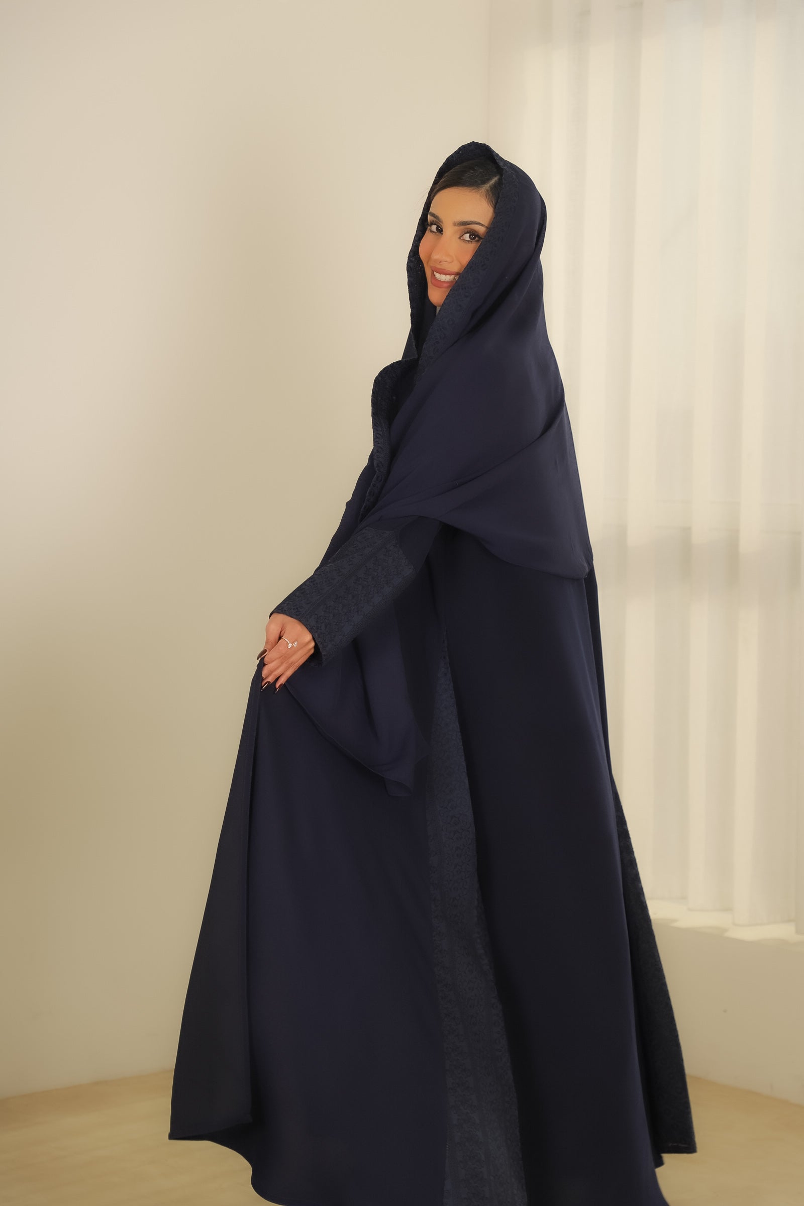 MWT405 - عباية كريب كحلي مع تدخليه روكامه كحلية - Aya