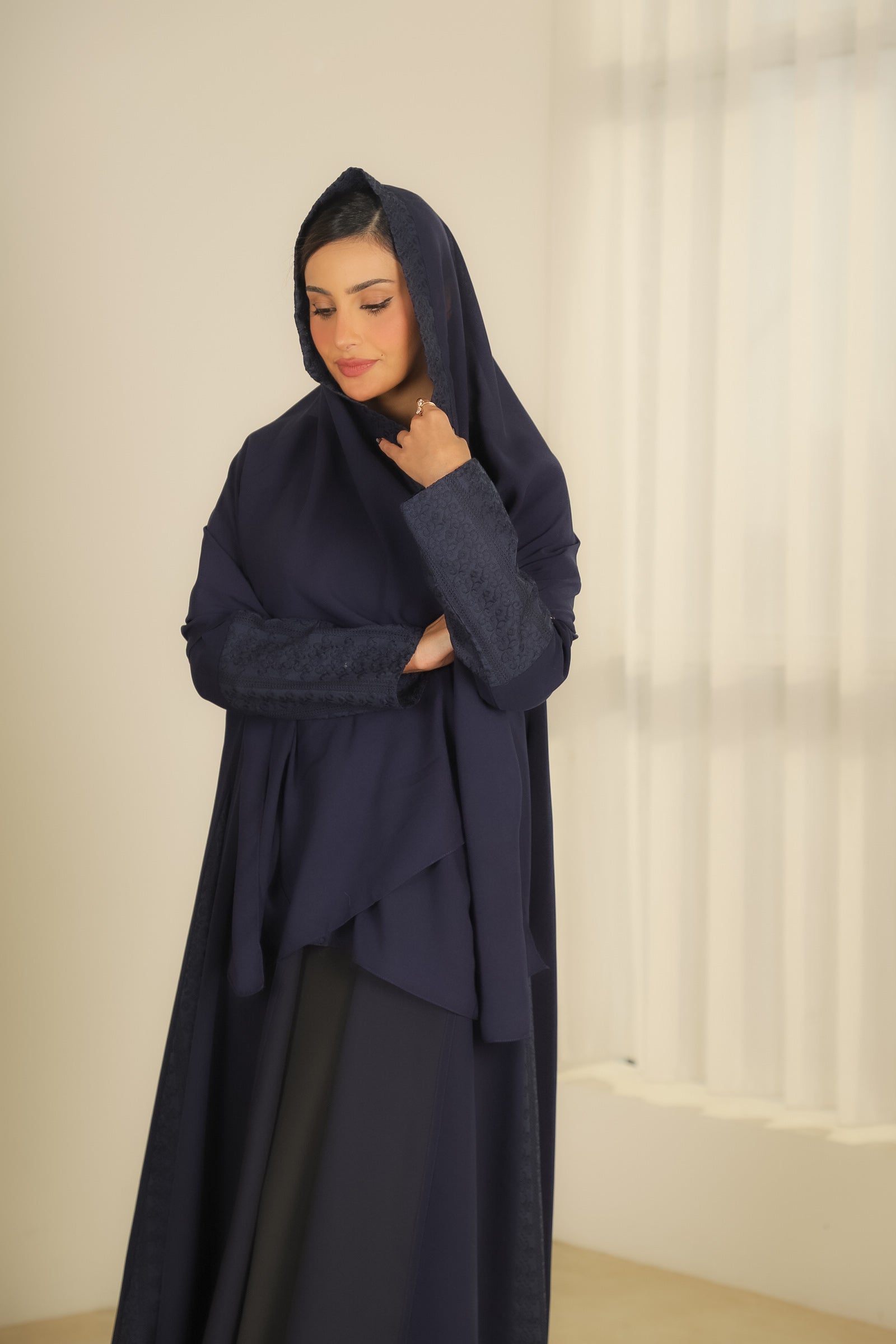 MWT405 - عباية كريب كحلي مع تدخليه روكامه كحلية - Aya