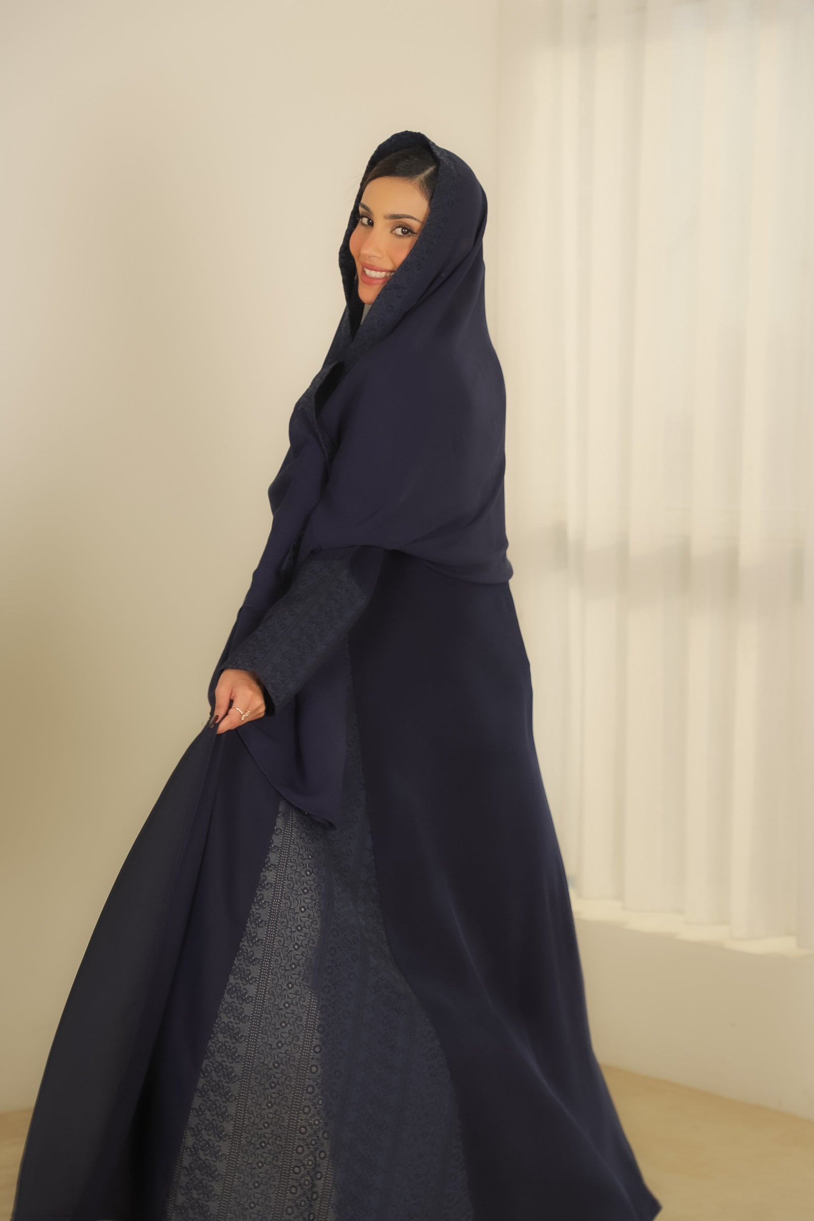 MWT405 - عباية كريب كحلي مع تدخليه روكامه كحلية - Aya