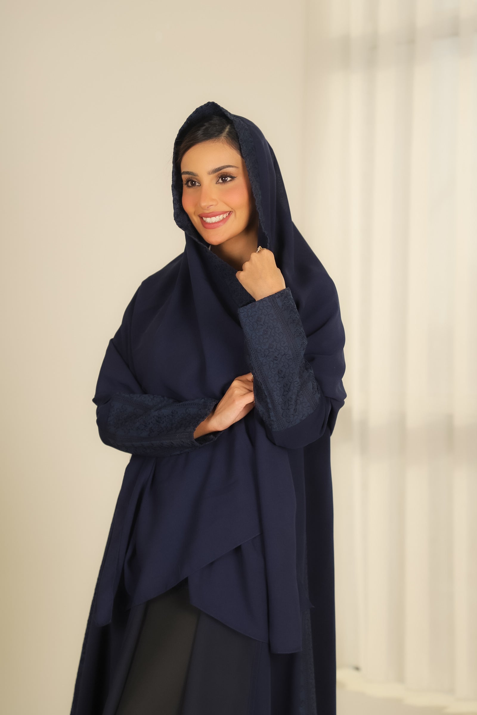 MWT405 - عباية كريب كحلي مع تدخليه روكامه كحلية - Aya