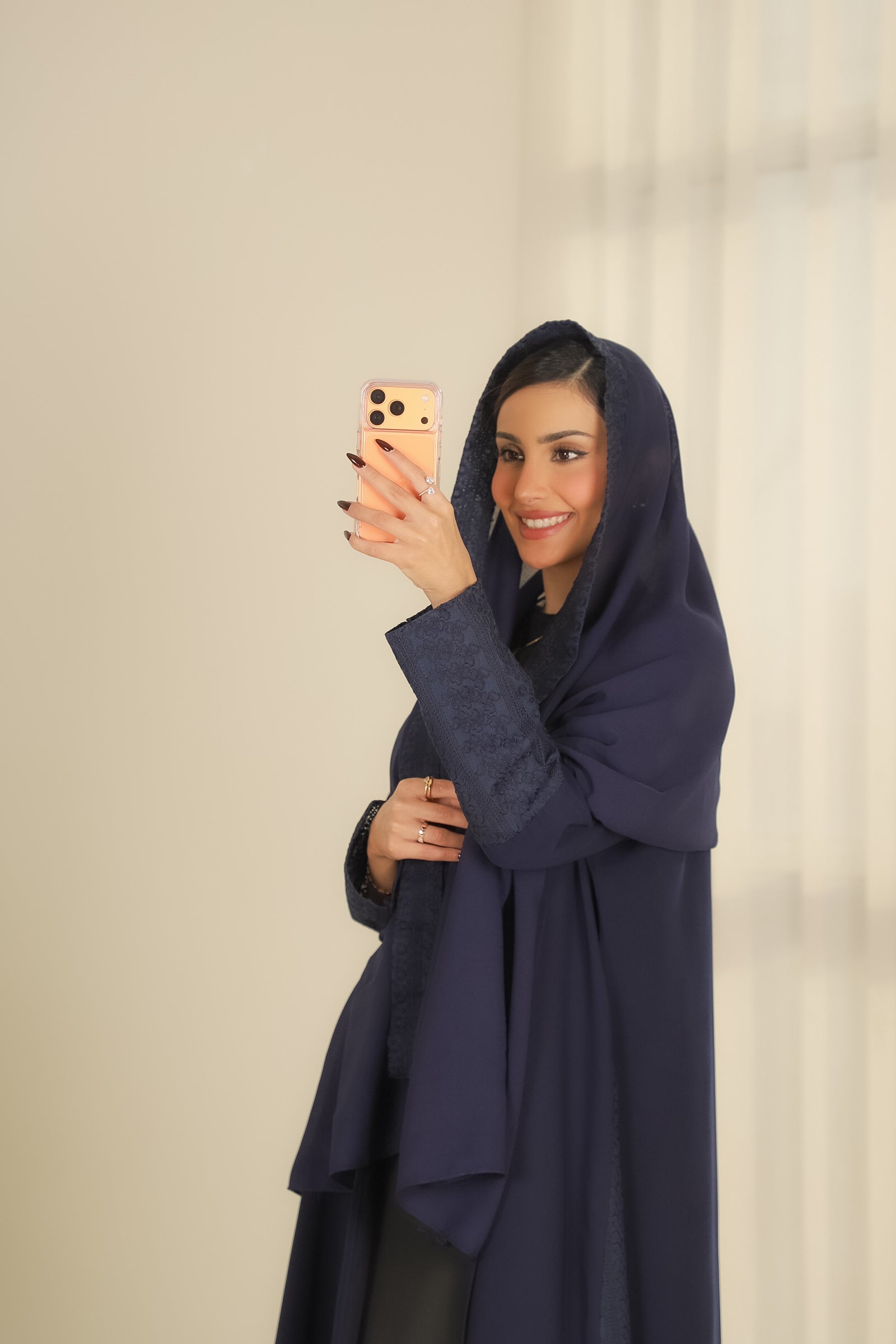 MWT405 - عباية كريب كحلي مع تدخليه روكامه كحلية - Aya