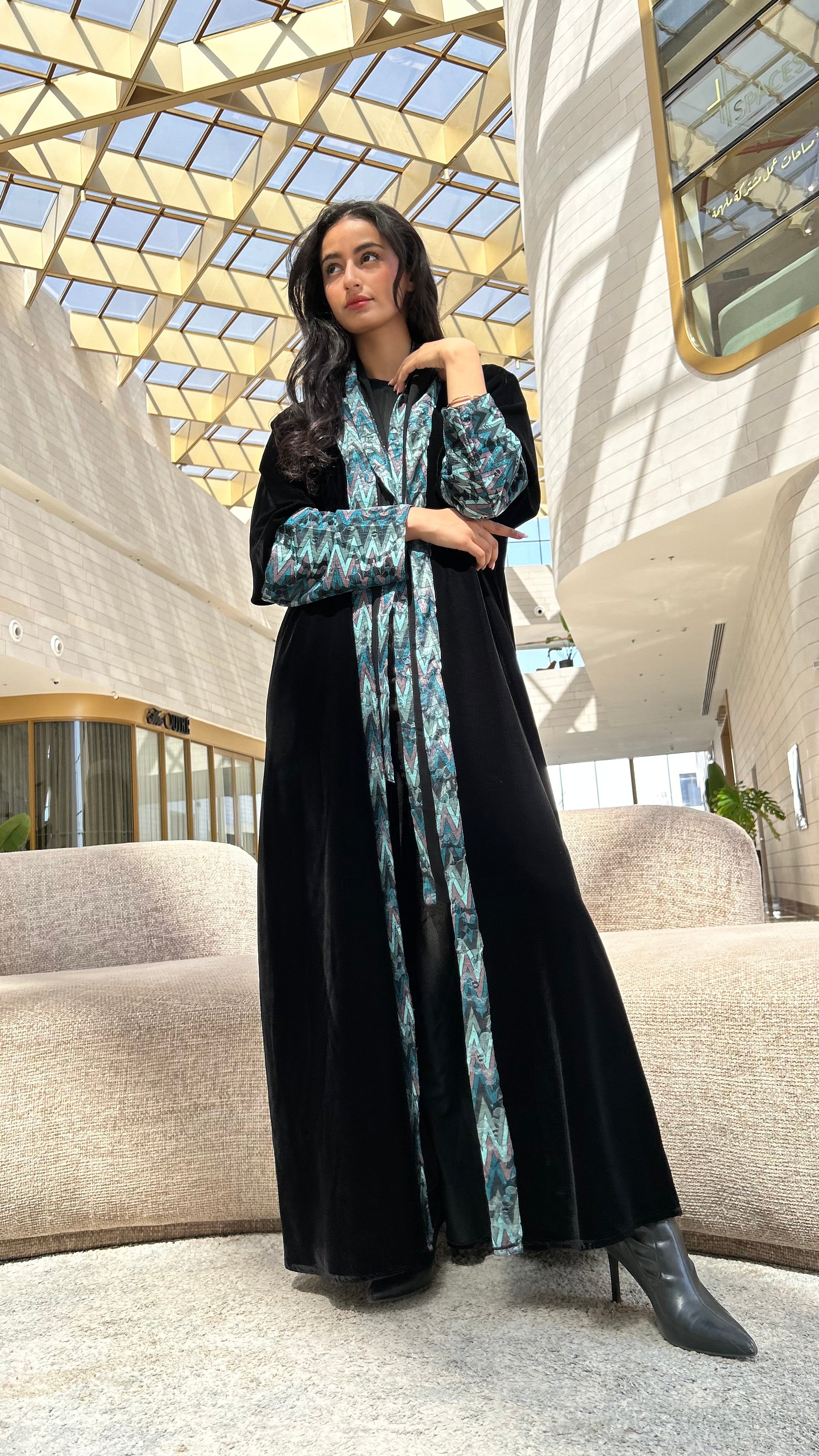 MWT561 - عباية مخمل مع تدخيلة الوان - Aya