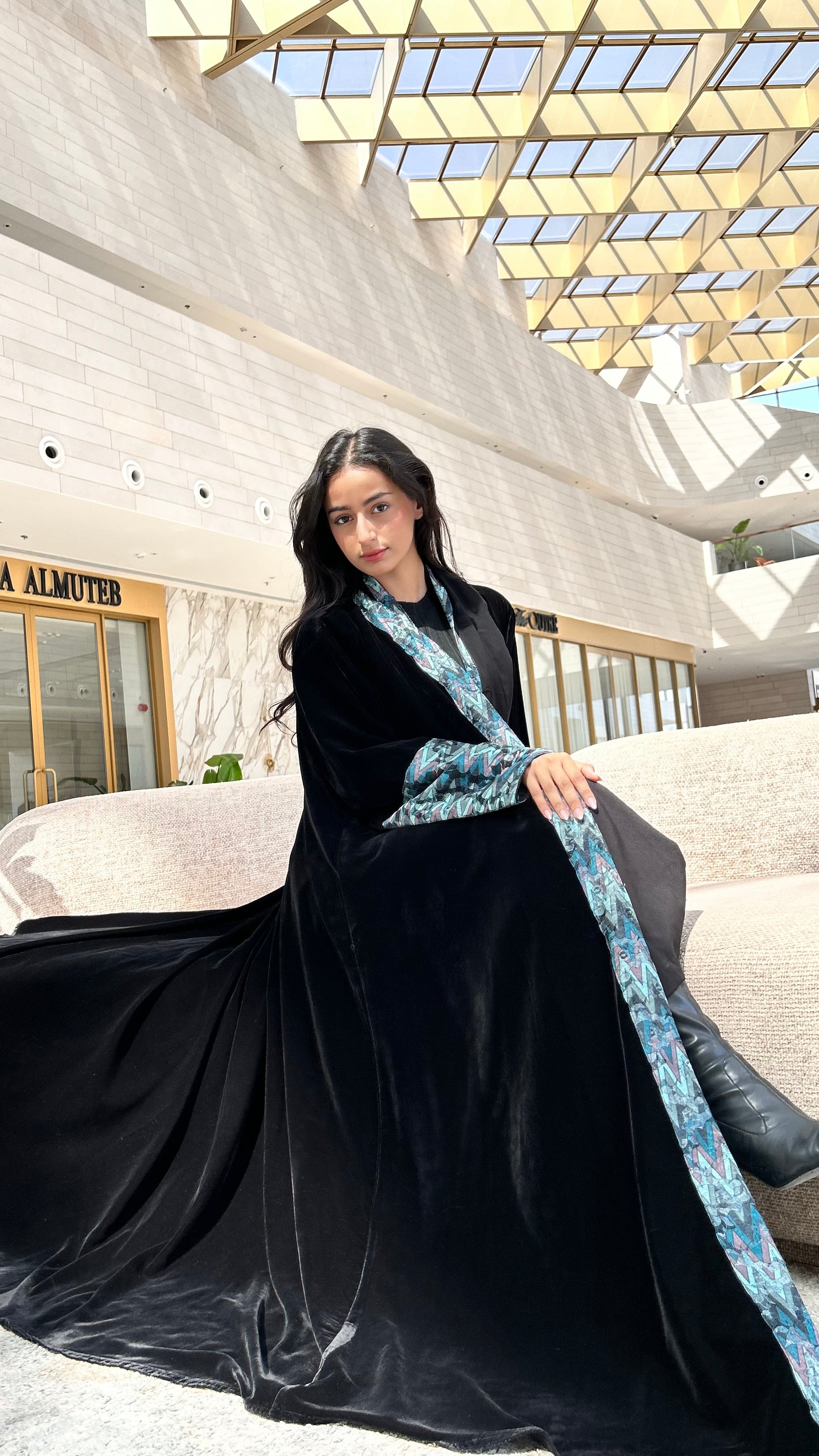 MWT561 - عباية مخمل مع تدخيلة الوان - Aya