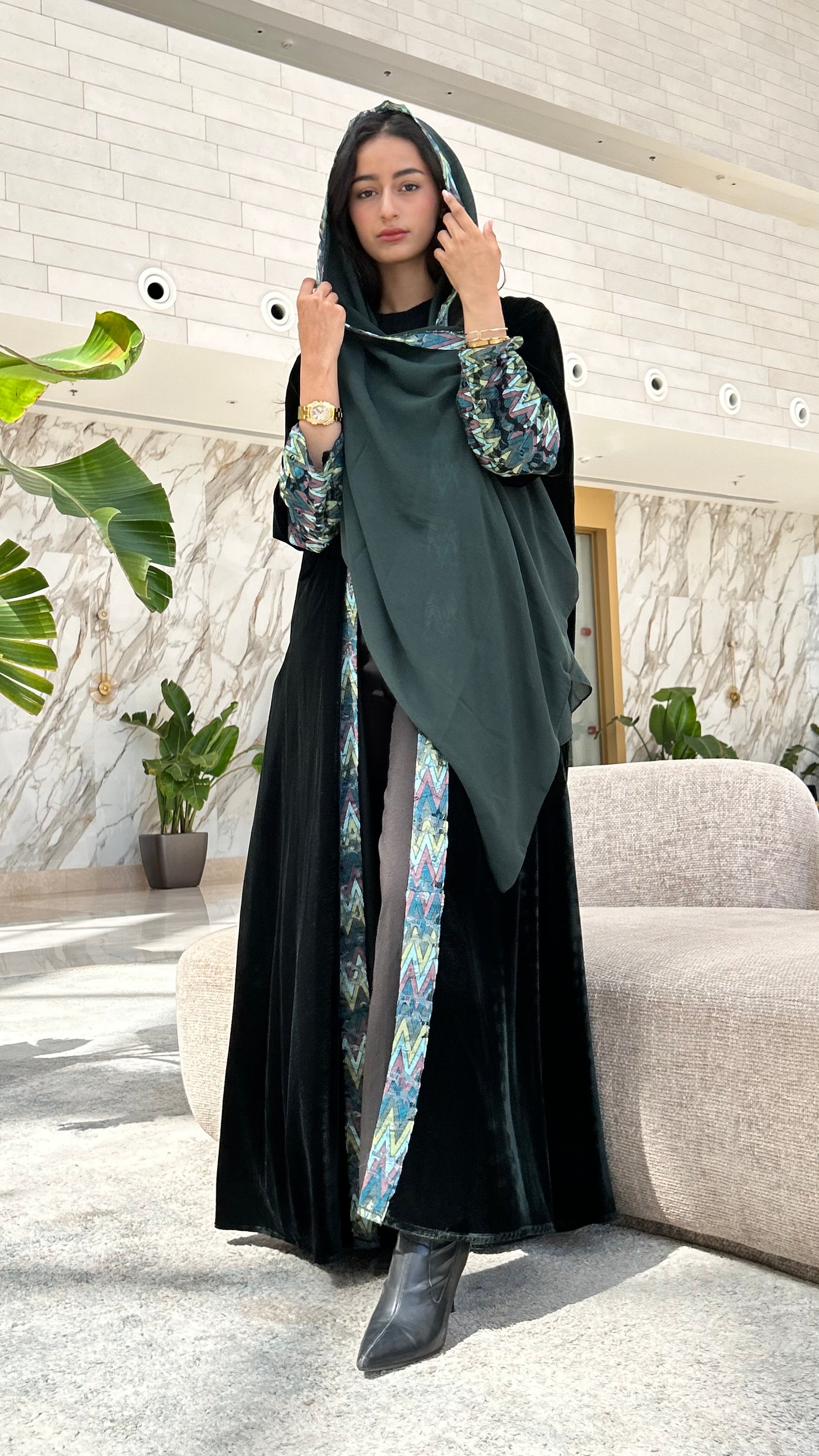 MWT562 - عباية مخمل مع تدخيلة الوان - Aya