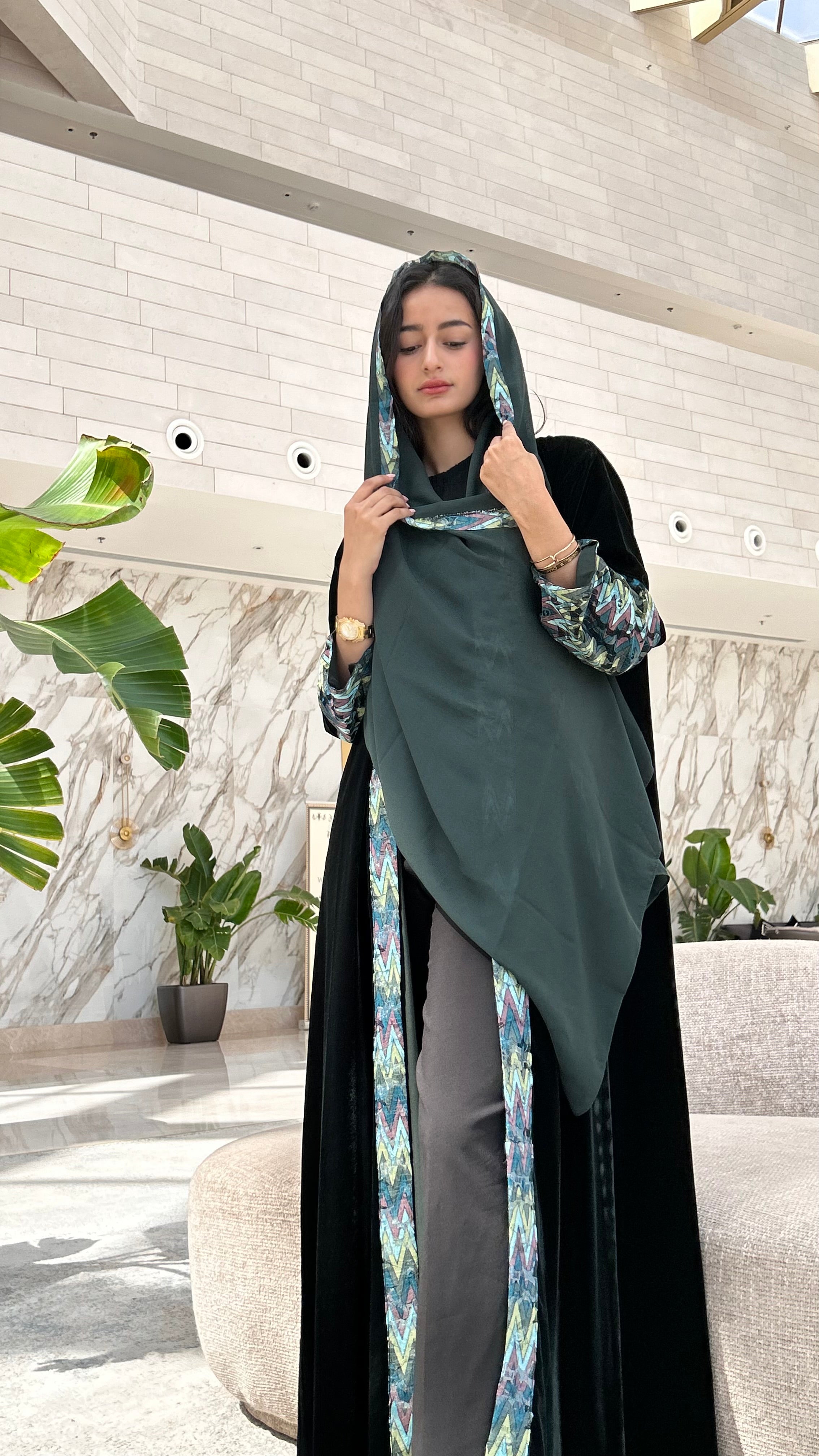 MWT562 - عباية مخمل مع تدخيلة الوان - Aya