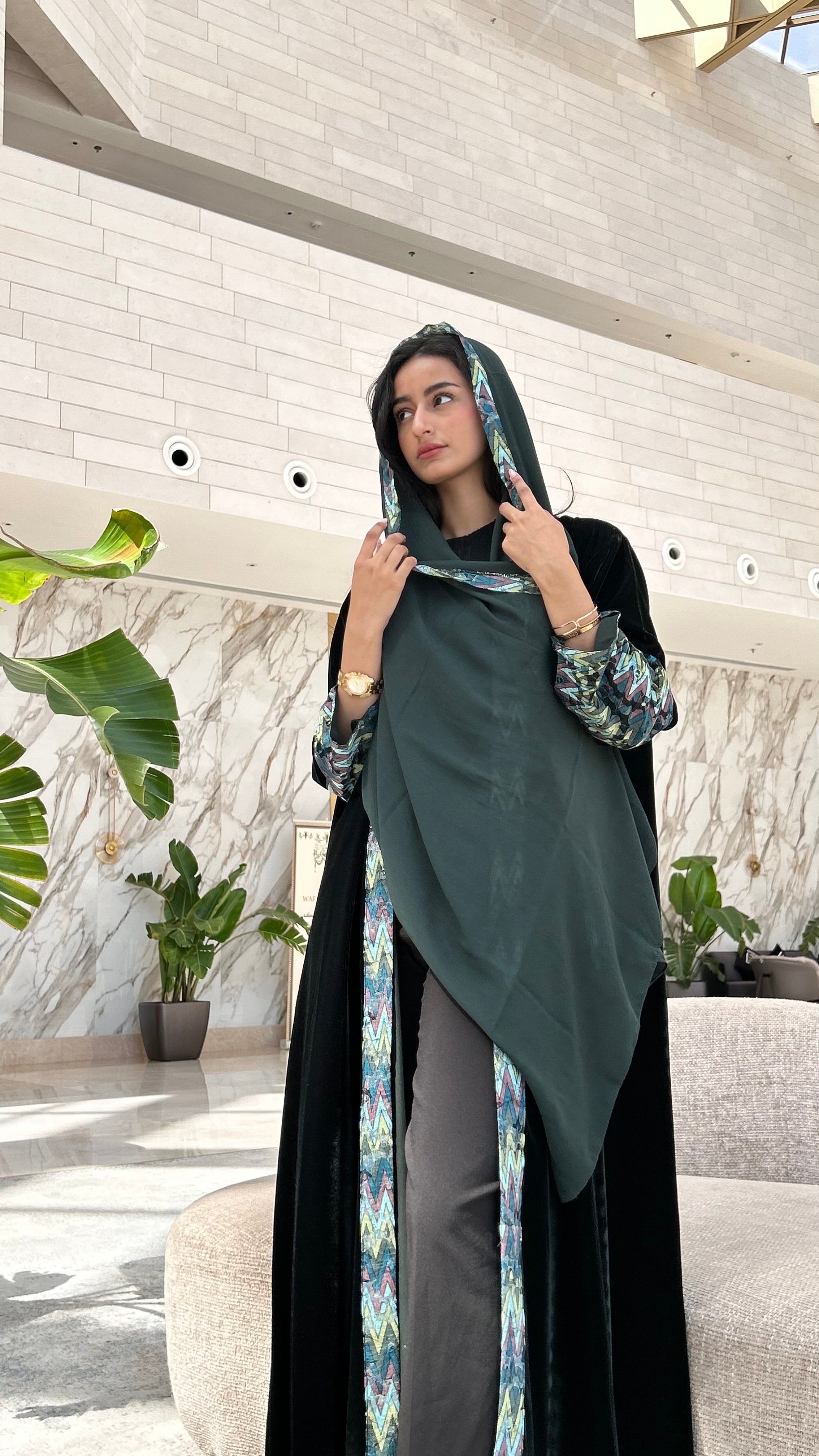 MWT562 - عباية مخمل مع تدخيلة الوان - Aya