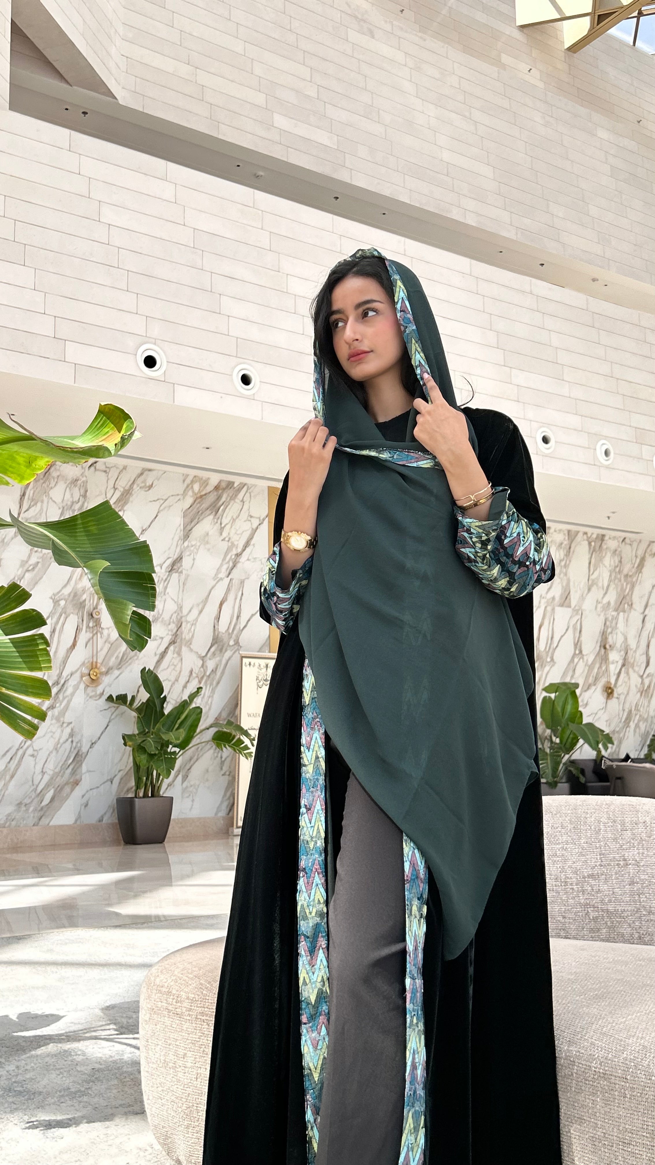 MWT562 - عباية مخمل مع تدخيلة الوان - Aya