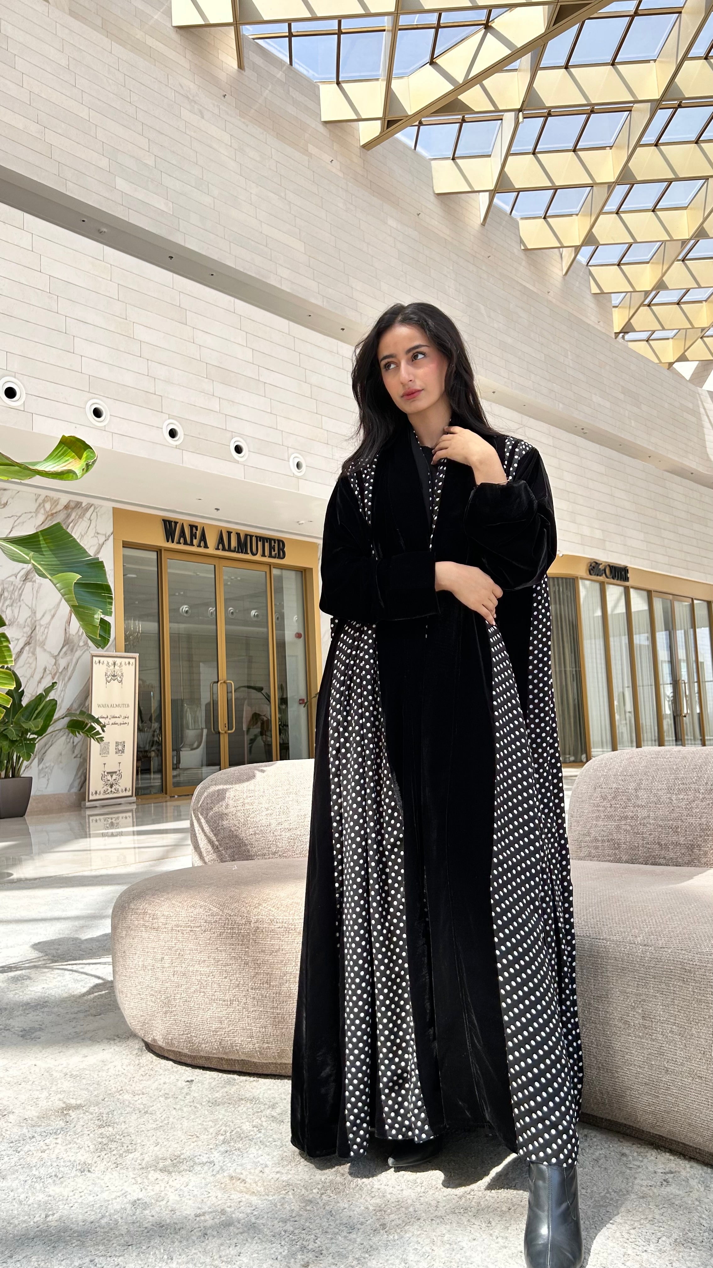 MWT563 - عباية مخمل مع قماش شيفون منقط - Aya