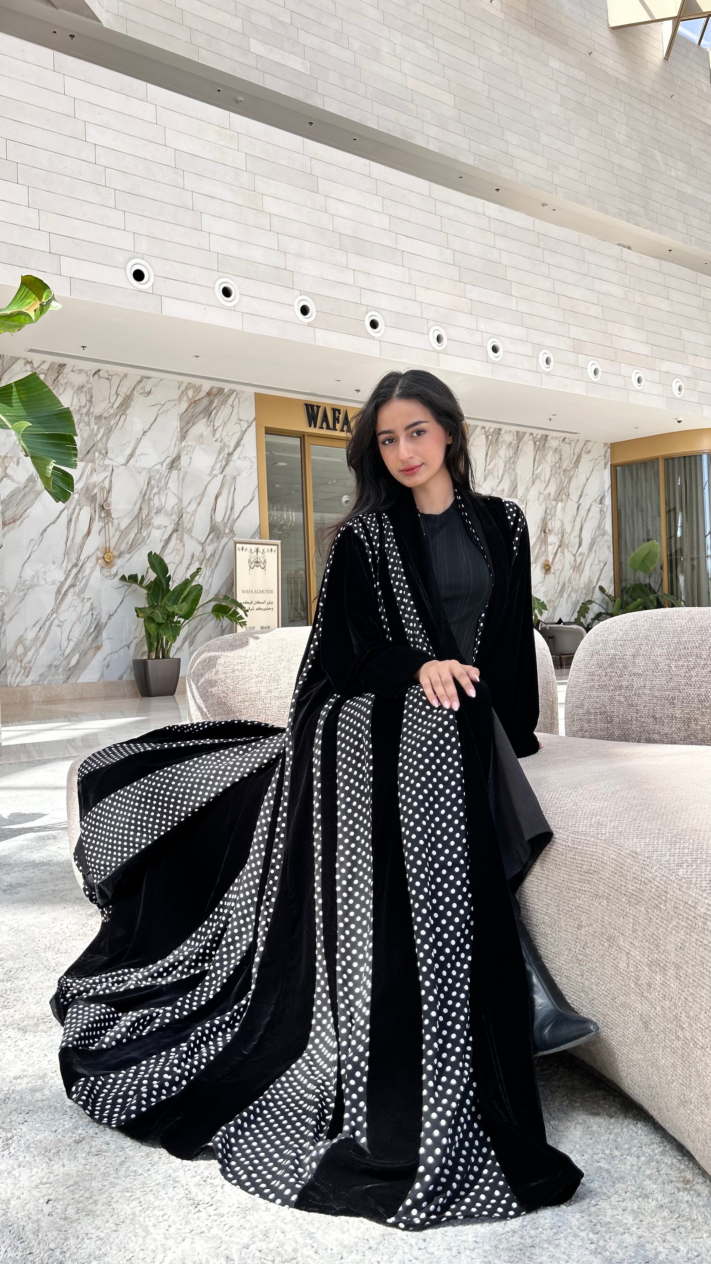 MWT563 - عباية مخمل مع قماش شيفون منقط - Aya