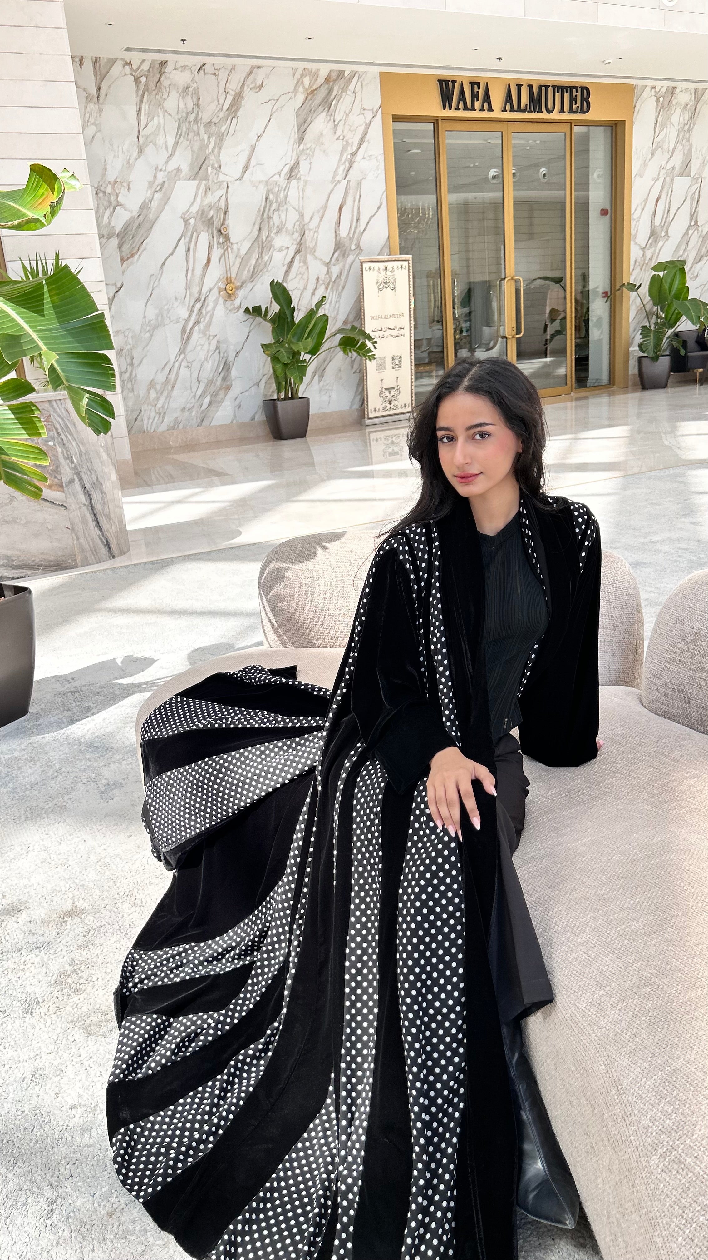 MWT563 - عباية مخمل مع قماش شيفون منقط - Aya