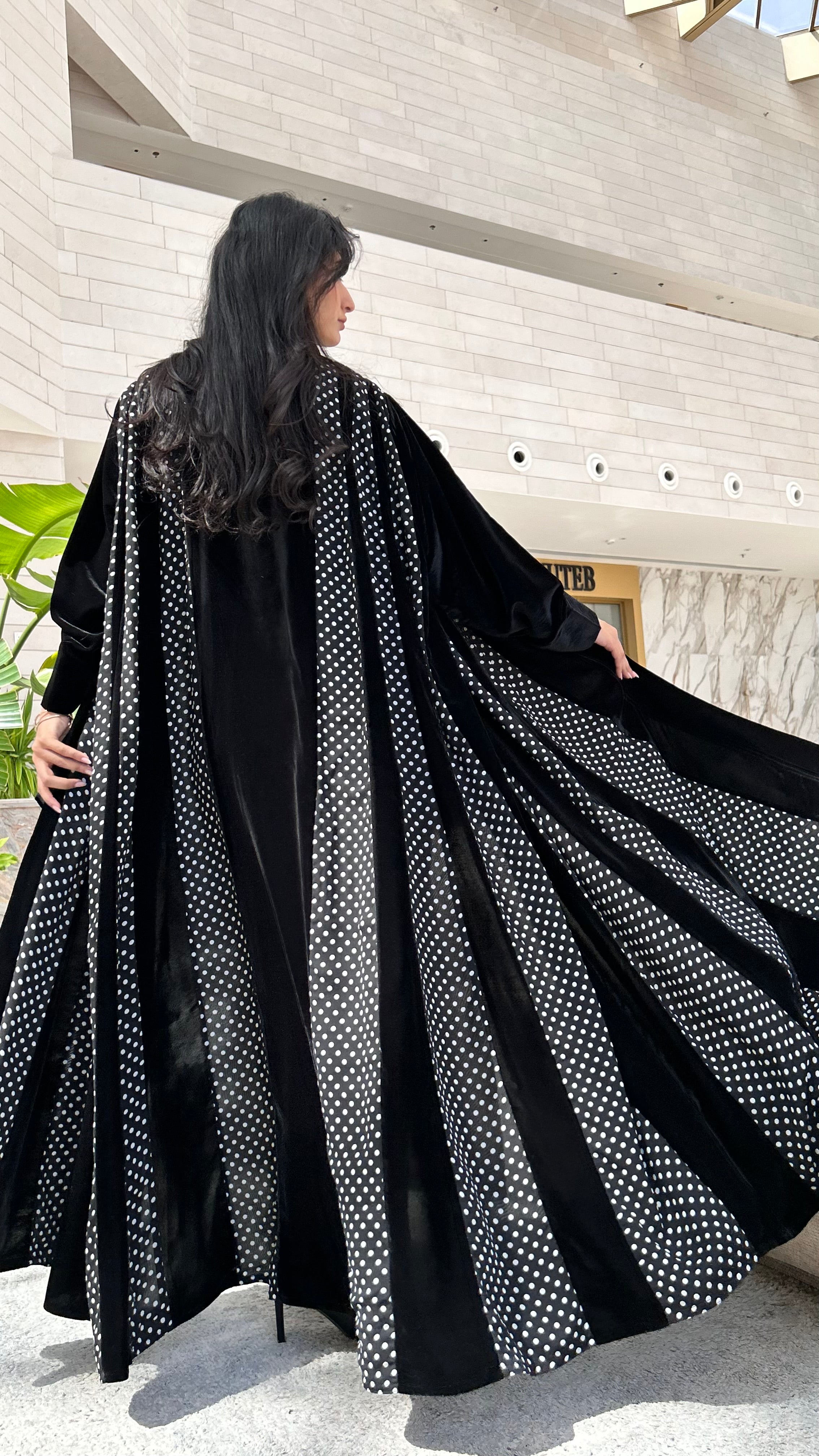 MWT563 - عباية مخمل مع قماش شيفون منقط - Aya