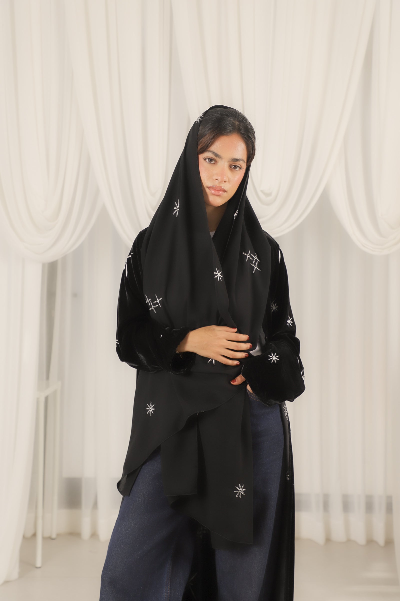 MWT643 - عباية مخمل تطريز نجمات - Aya