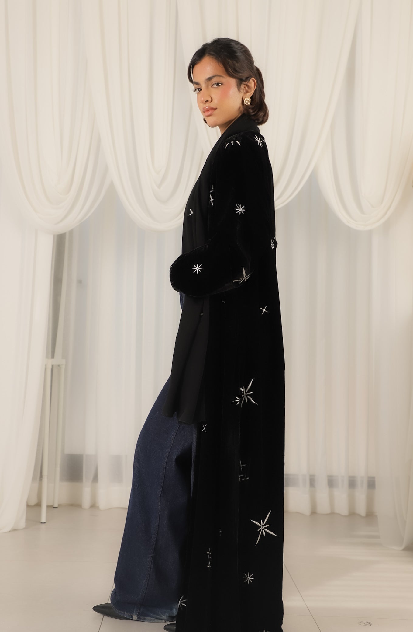 MWT643 - عباية مخمل تطريز نجمات - Aya