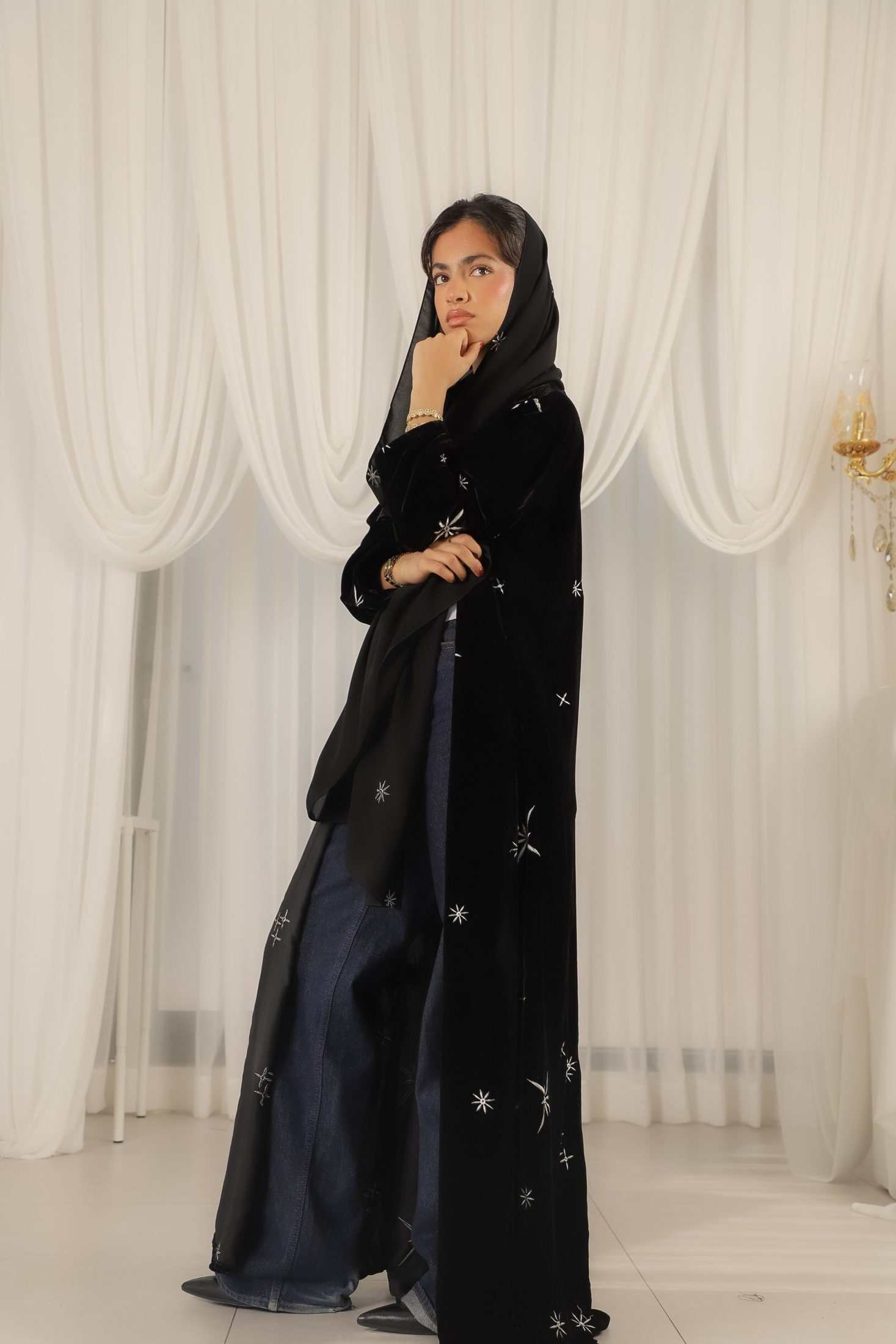 MWT643 - عباية مخمل تطريز نجمات - Aya