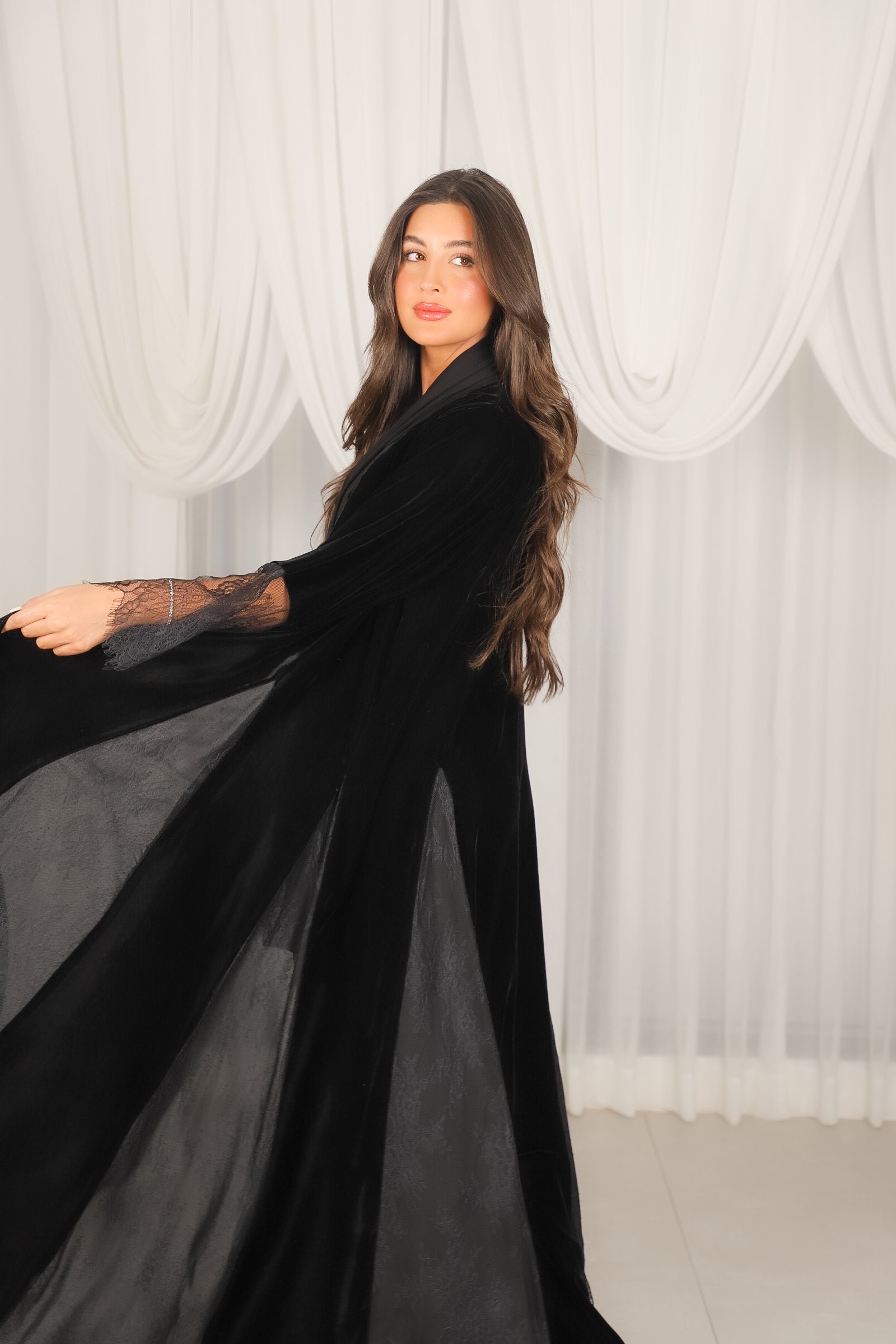 MWT802 - عباية مخمل مع تدخيلة دانتيل - Aya