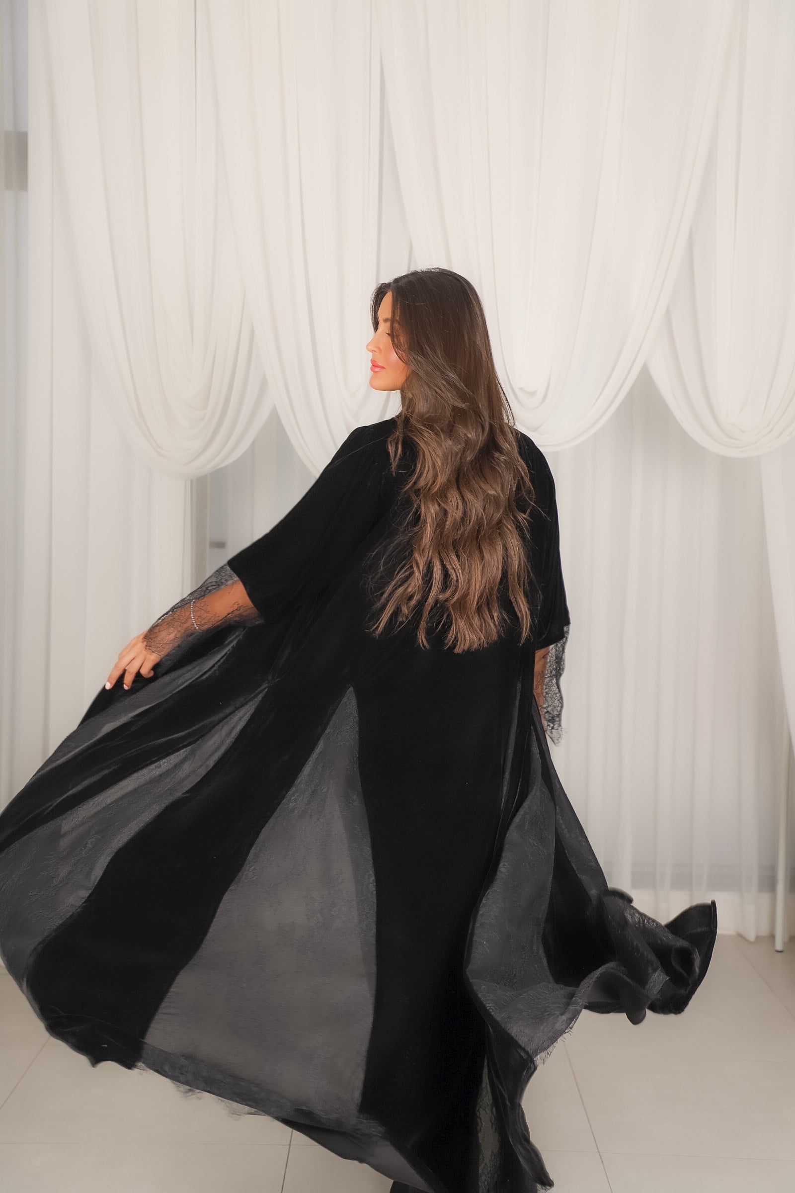 MWT802 - عباية مخمل مع تدخيلة دانتيل - Aya